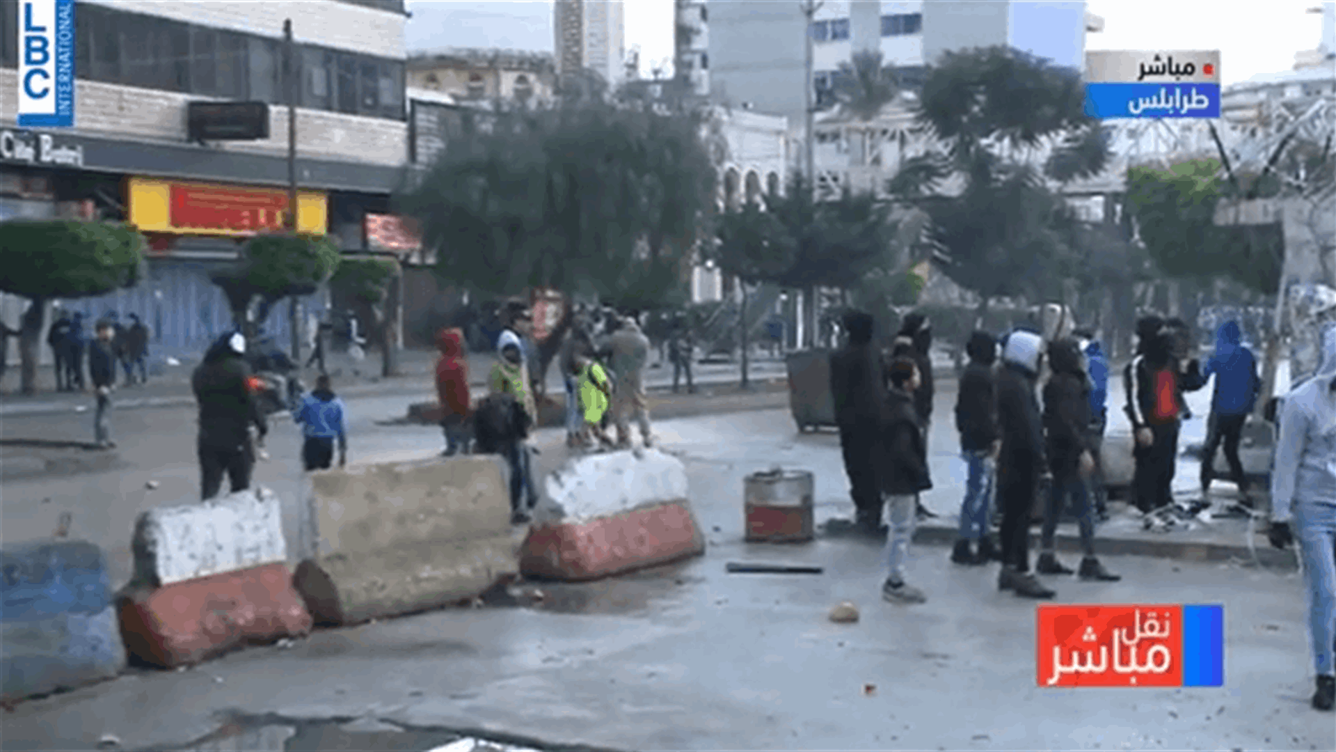 توتر في محيط سرايا طرابلس... اقتلاع جزء من البوابة الحديدية واضرام النار في حاويات للنفايات (فيديوهات)