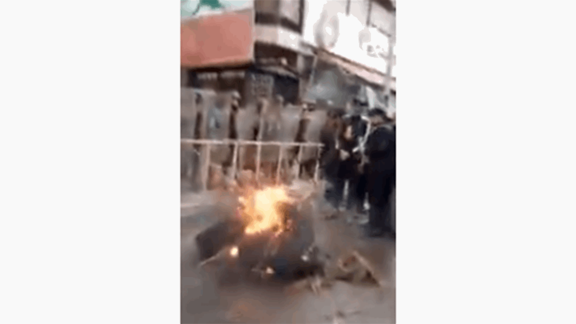 تجمع لعدد من المحتجين أمام منزل النائب فيصل كرامي وإضرام النيران وسط الشارع (فيديو)