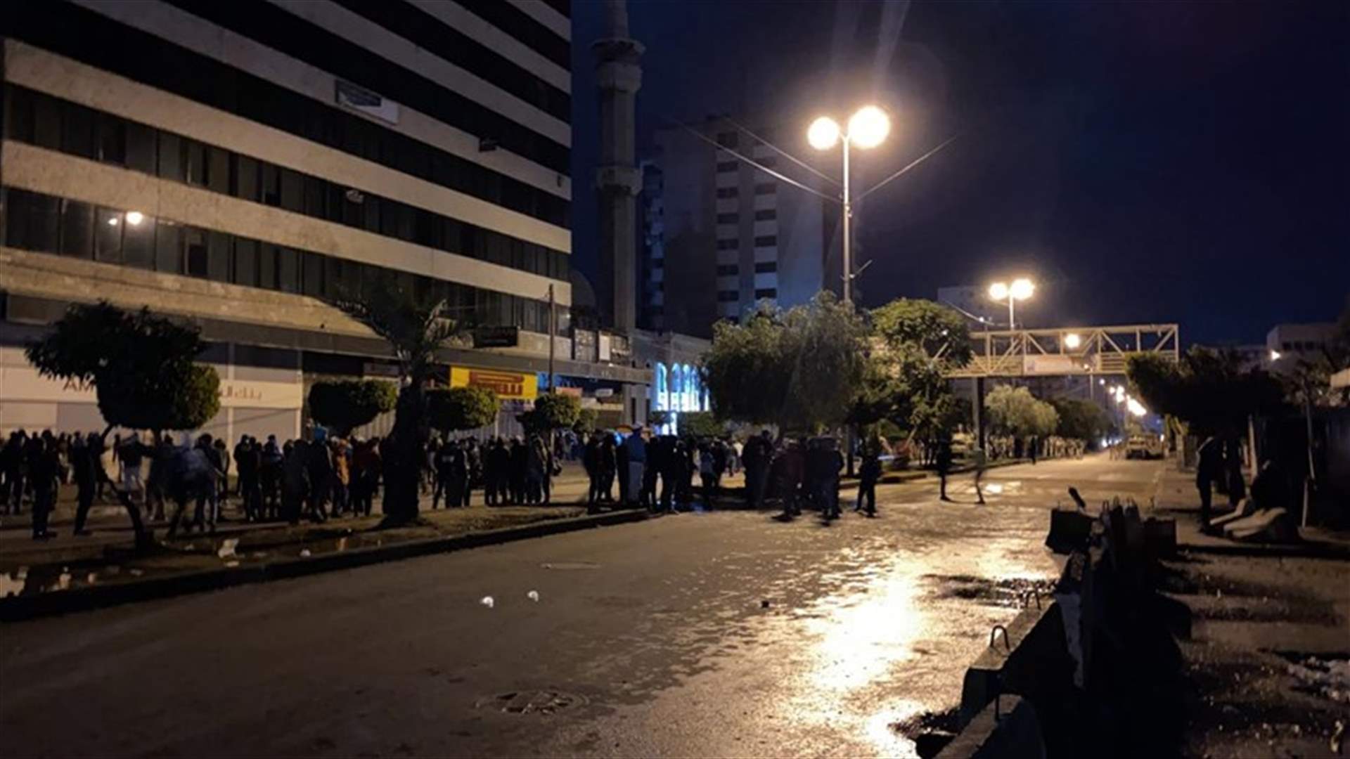 محتجون امام سرايا طرابلس يرشقون القوة الامنية بالحجارة
