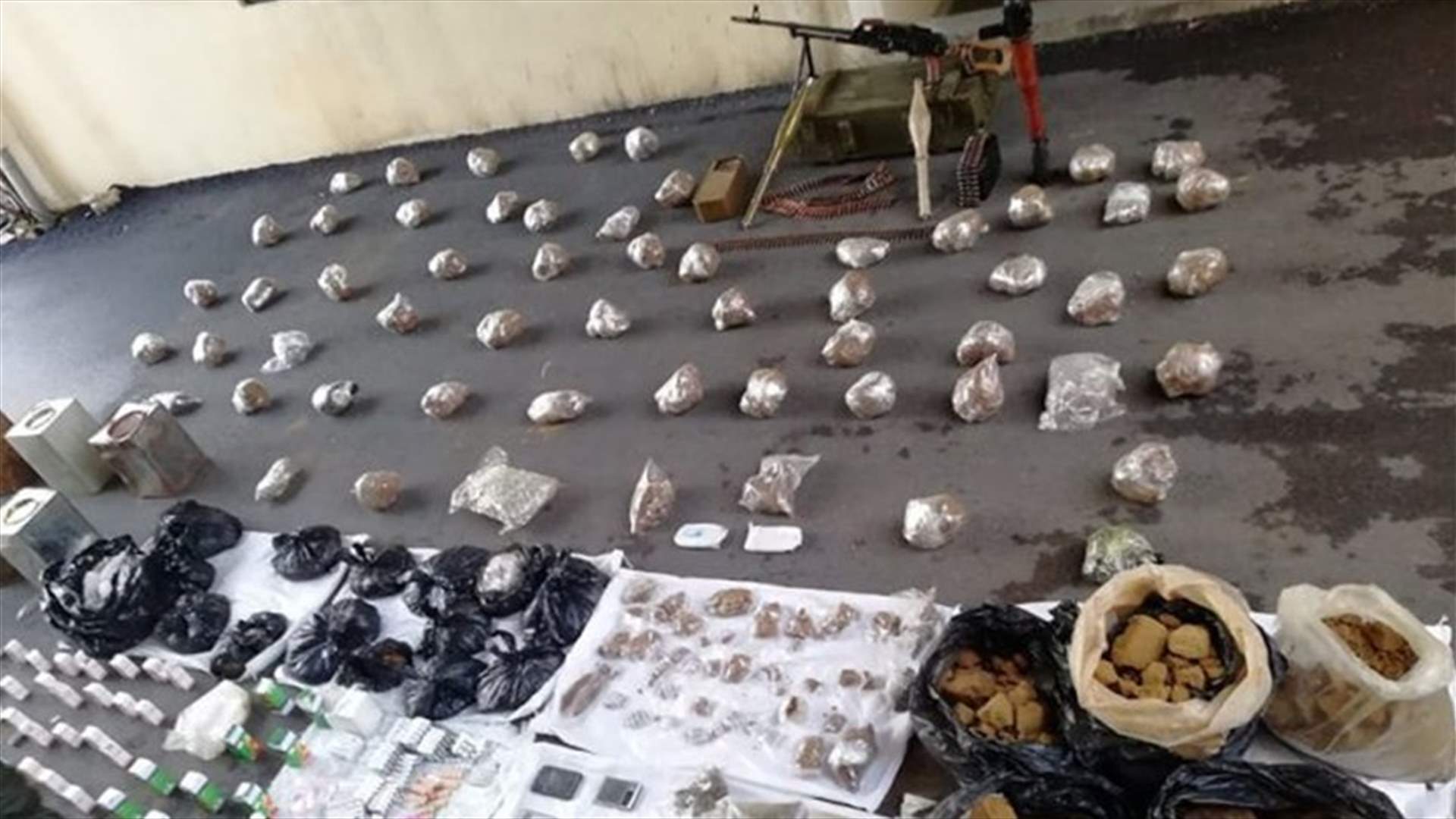 الجيش يوقف شخصين في حي السلم... ويتسلم كمية من المضبوطات ضبطتها اللجنة الأمنية الفلسطينية ببرج البراجنة