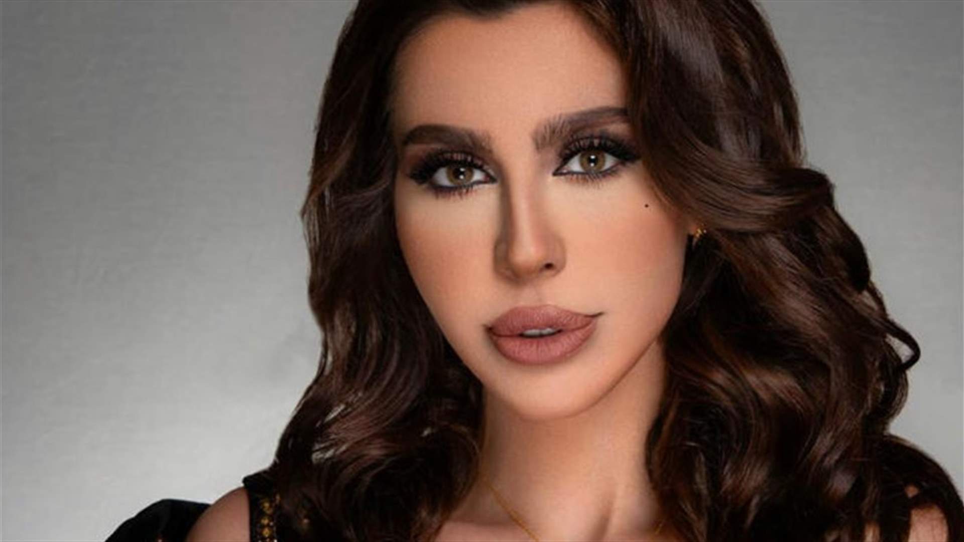 ليلى اسكندر تصوّر عدداً كبيراً من الأوراق النقدية... هل استعرضت ثروتها؟