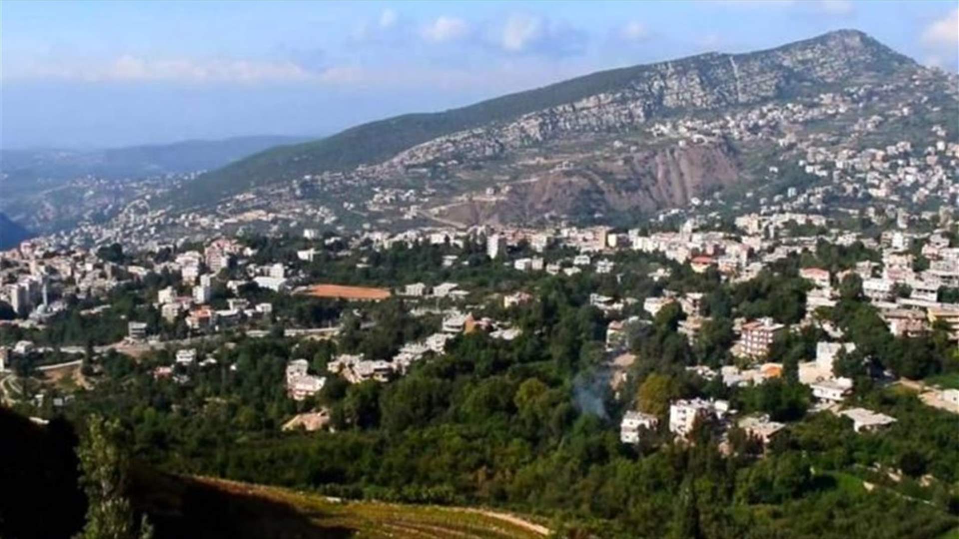 عدد من النساء يقطعن الطريق الدولية في منطقة المنية (فيديو)