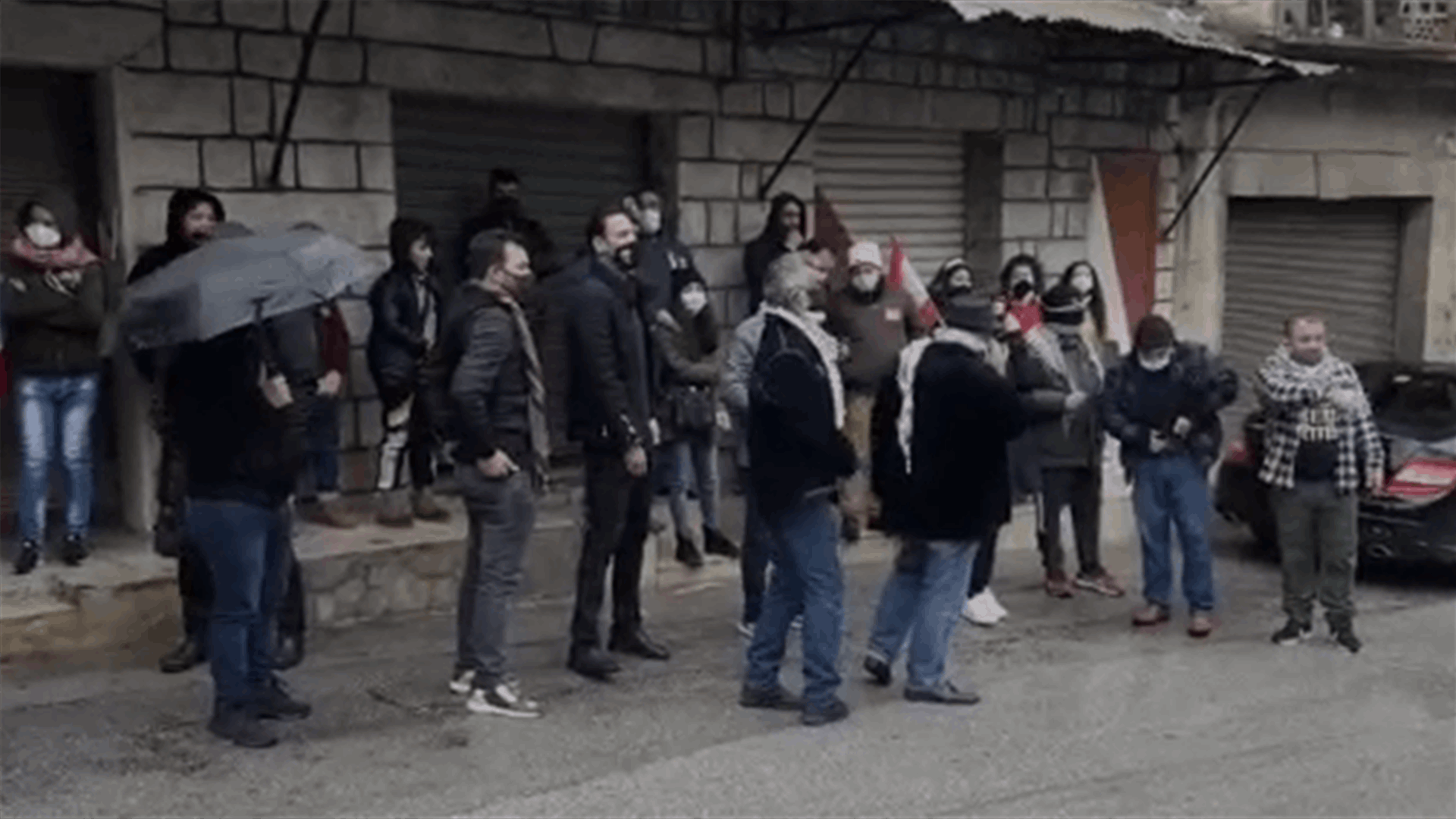عدد من المحتجين ينظمون وقفة تضامنية مع ثوار طرابلس في سوق حاصبيا (فيديو)