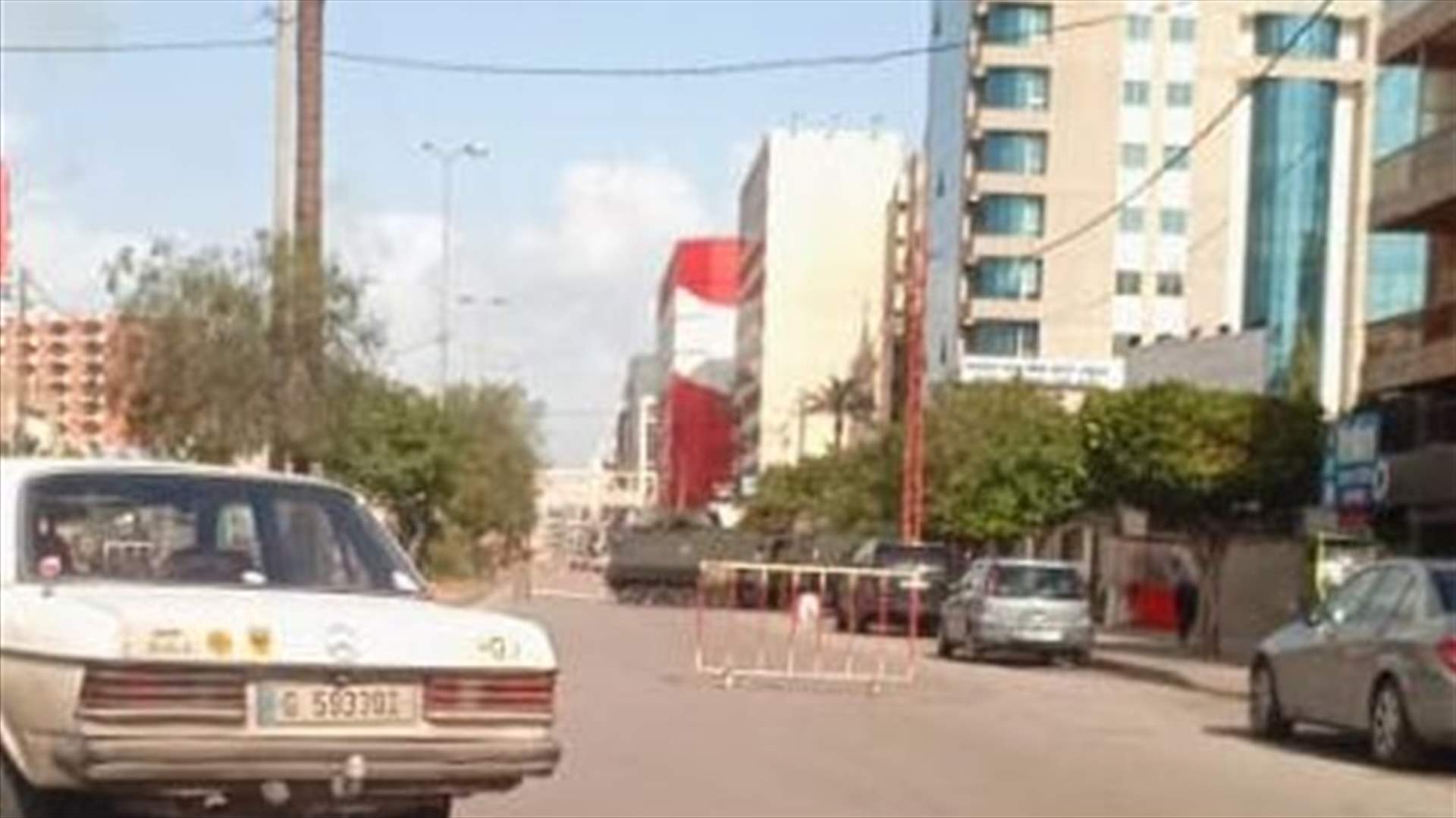 تزامناً مع الدعوات للاعتصام... الجيش يغلق مداخل ساحة النور في طرابلس (صور)