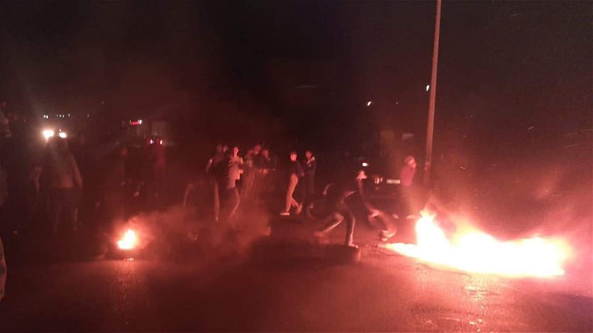 محتجون قطعوا اوتوستراد الجية بالاتجاهين... والجيش تدخل واعاد فتحها