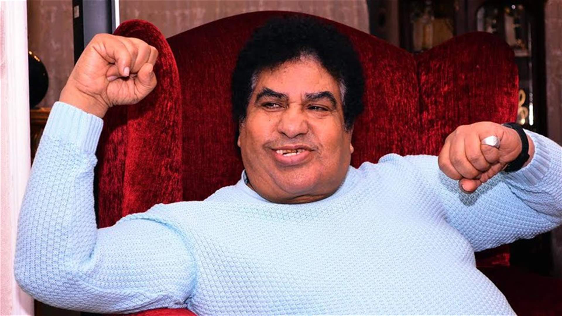 أحمد عدوية يلامس جسد الراقصة ديانا... ونظراته تستفزّ الجمهور (فيديو)