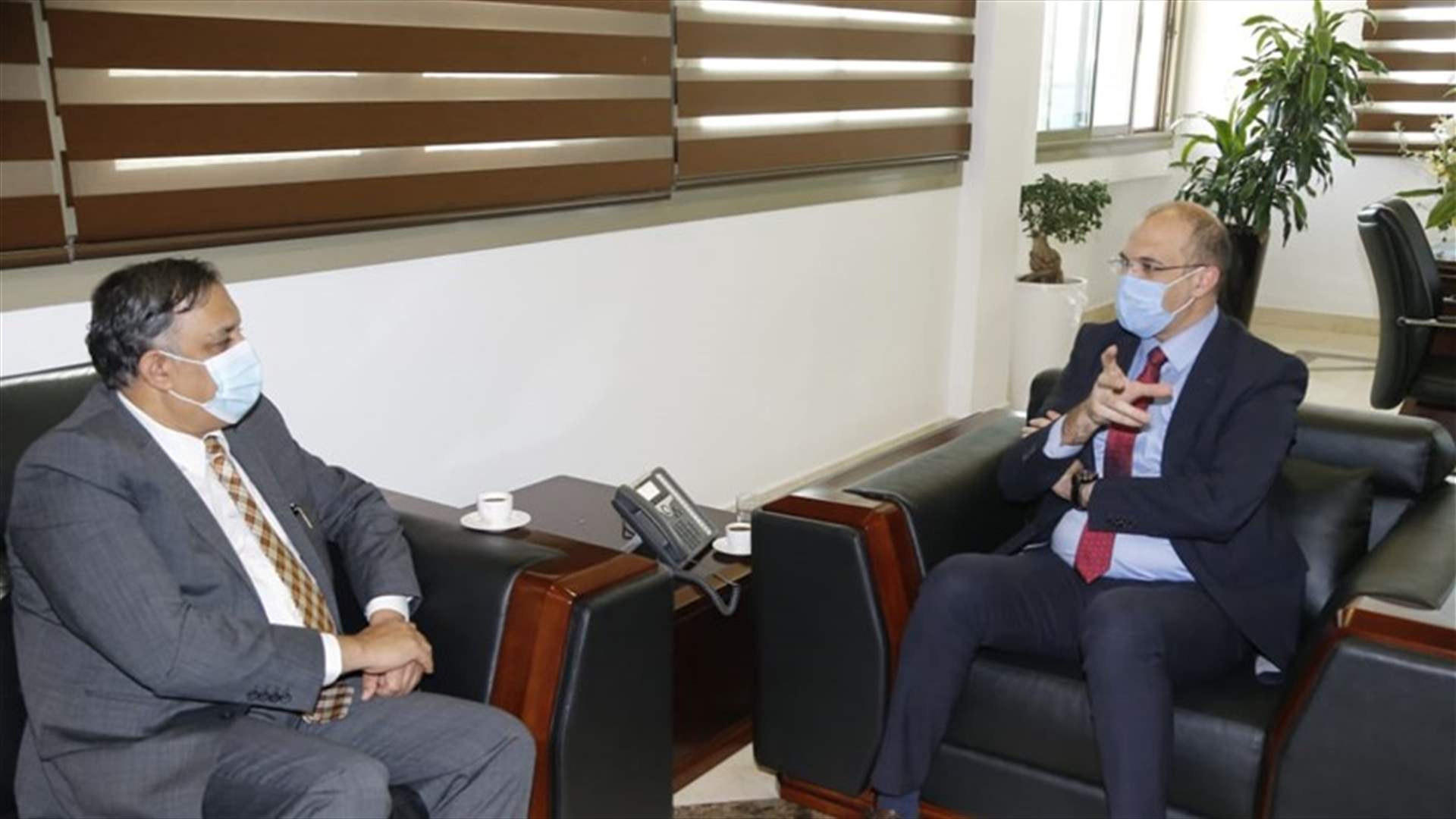 حسن بحث مع سفير الهند في حجز كميات إضافية من اللقاحات