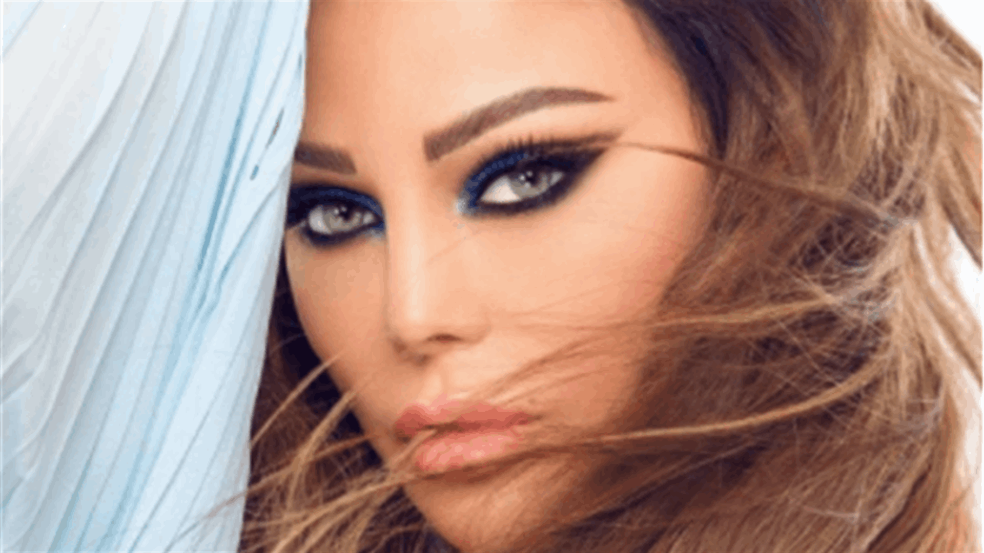 هيفا وهبي تردّ بعنفٍ على متابعة تمنّت لها الموت... "الأنثى الحقيقة هي من تدعم المرأة وليس العكس"