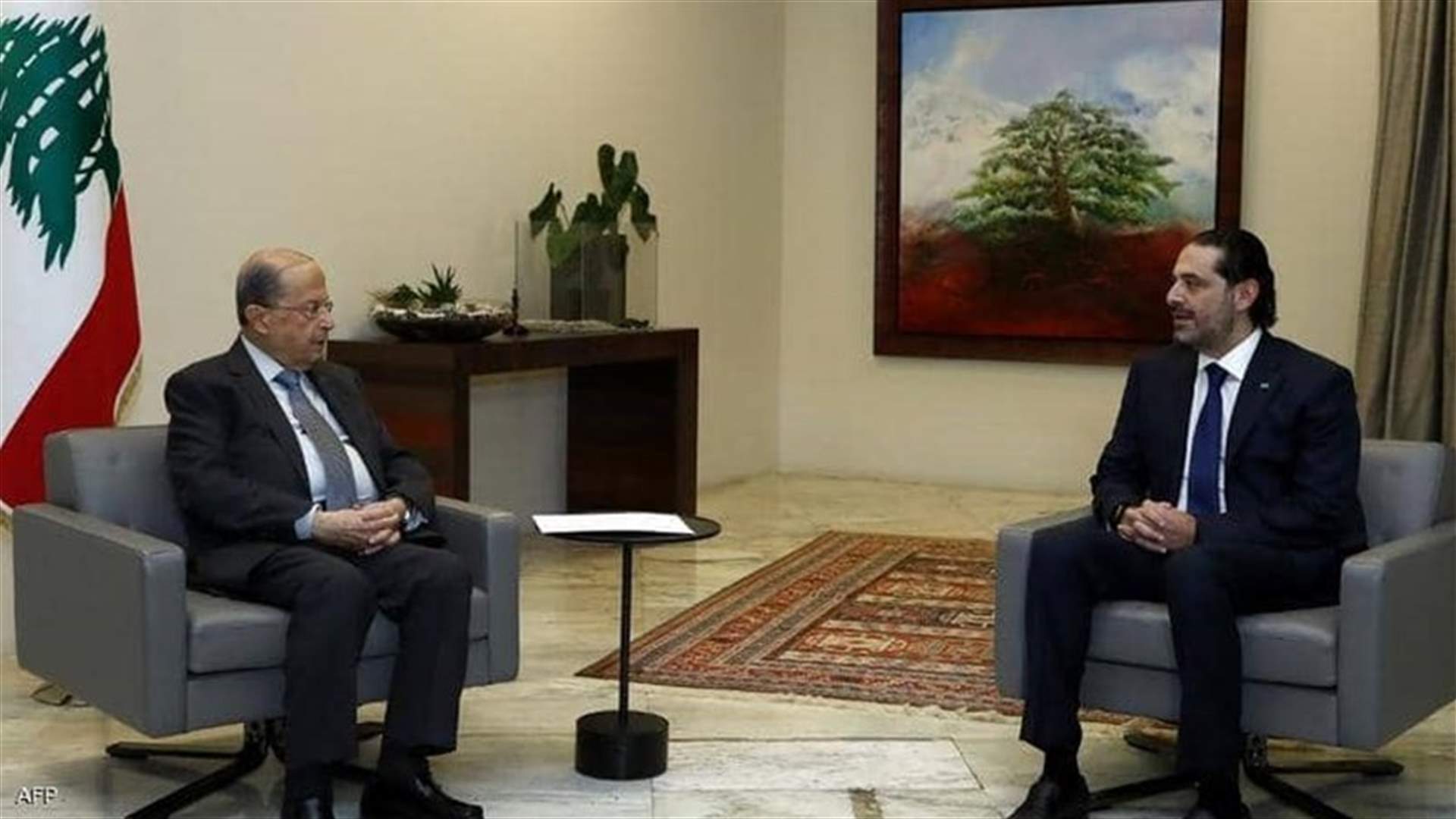 عون ممسك بقلم التوقيع والحريري ممسك بورقة التكليف (الجمهورية)