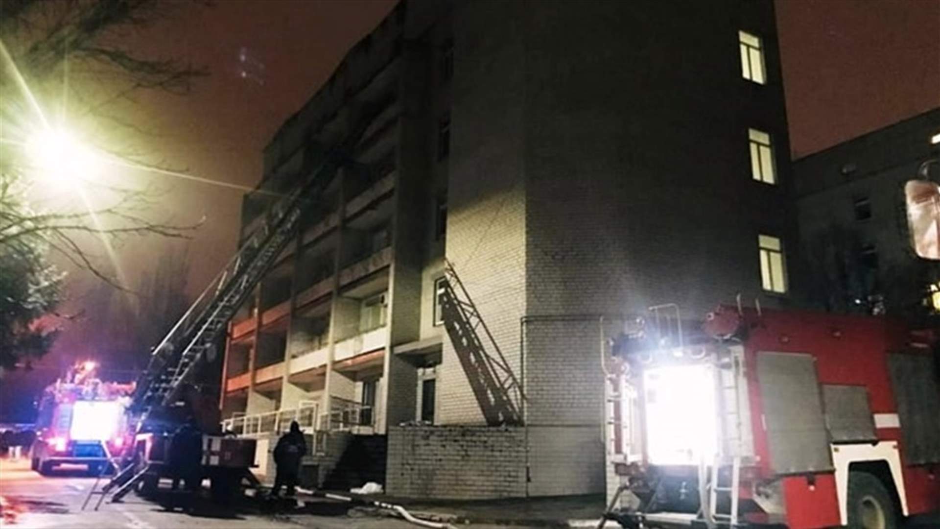 وفاة ثلاثة مرضى وطبيب في حريق بمستشفى للمصابين بكورونا في أوكرانيا