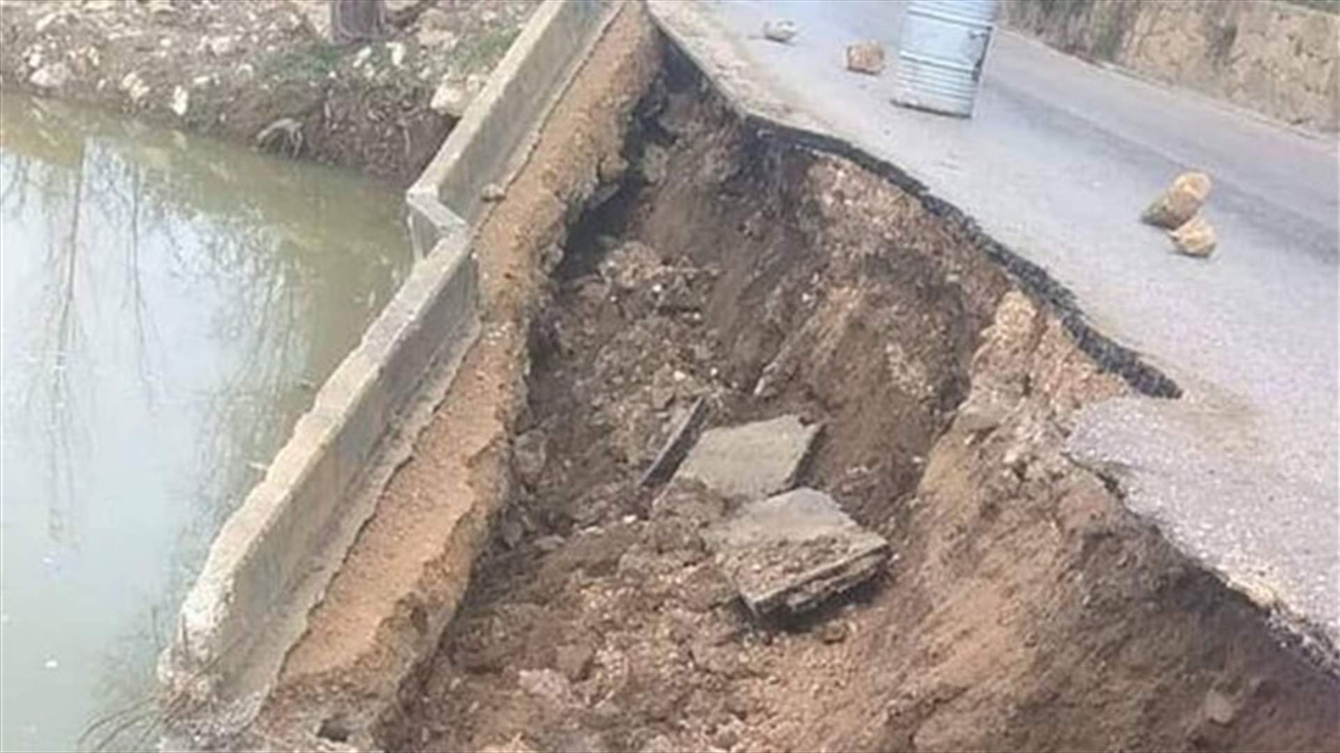 إنهيار جزئي على طريق قرصيتا نمرين ومناشدة لتأهيلها قبل انهيارها بالكامل