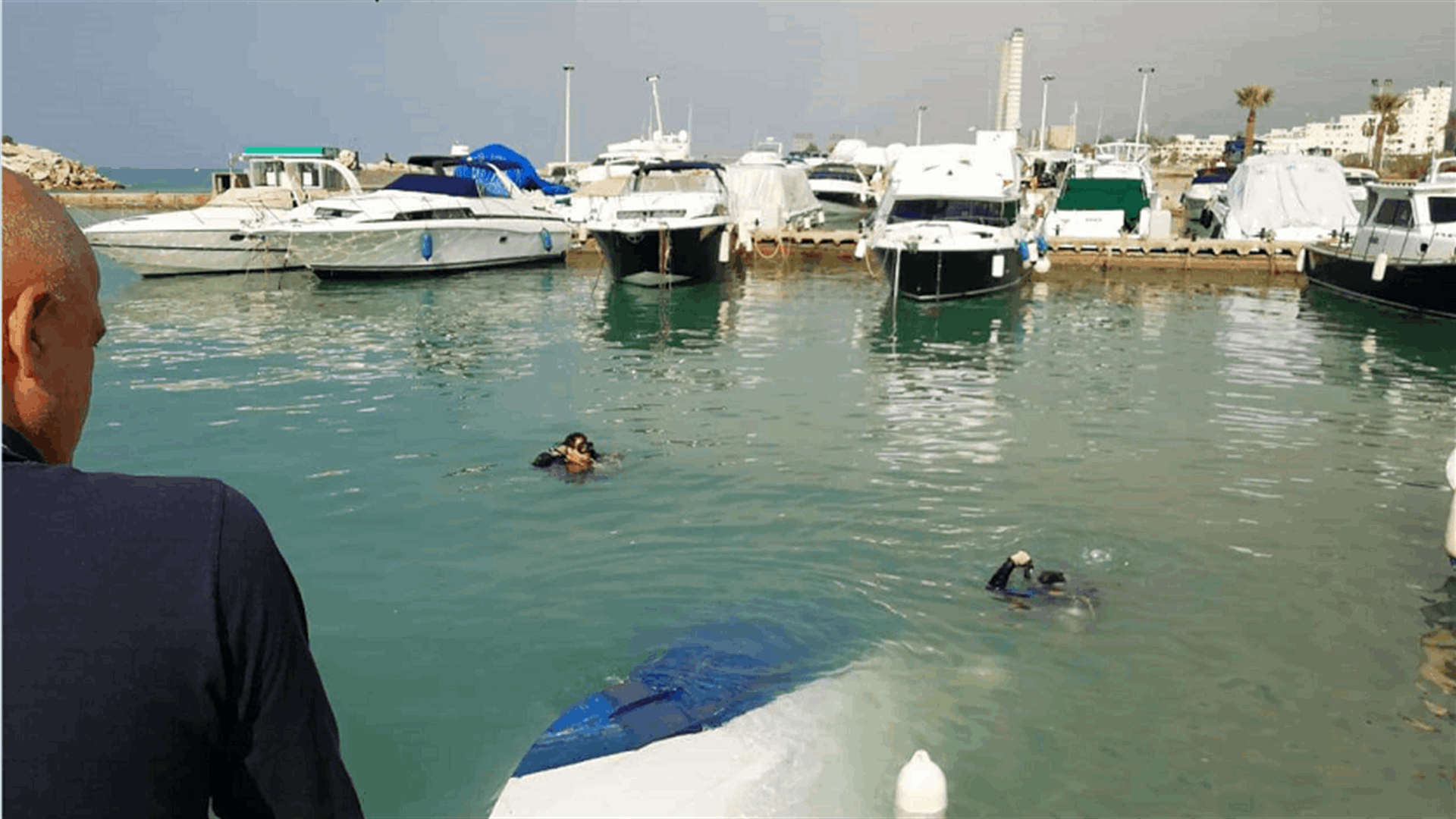إنتشال زورق سياحي غرق في منتجع سياحي في زوق مصبح