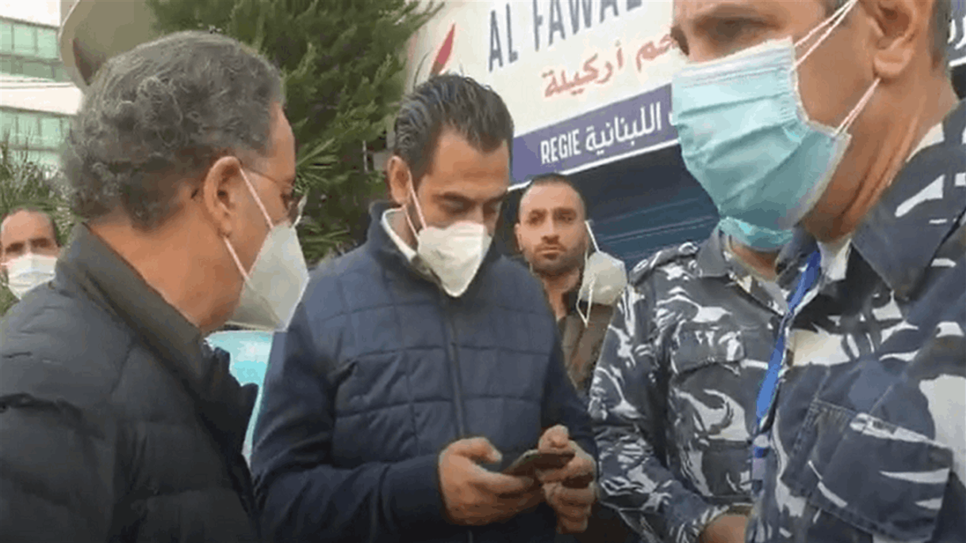 نعمه يداهم مستودعات للأغذية ولحليب الأطفال في الضاحية الجنوبية (فيديو)