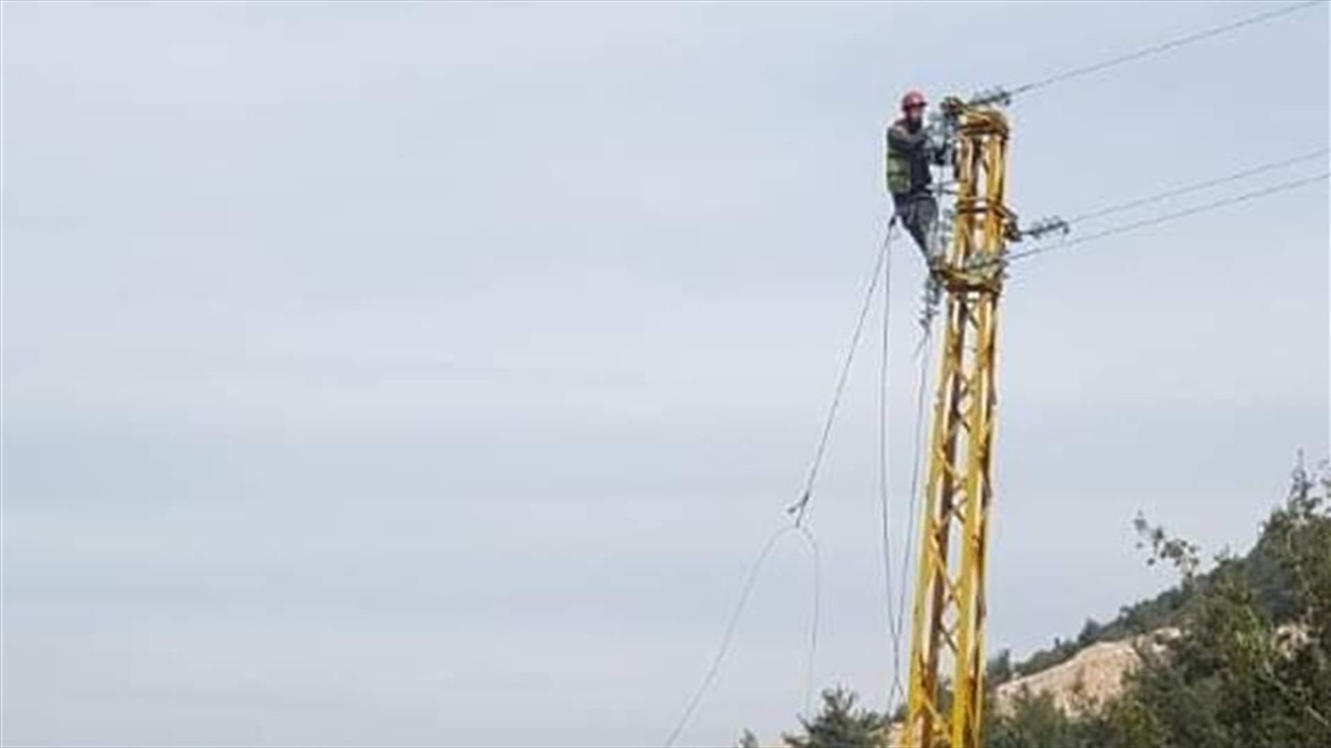 العمل لتصليح الكهرباء جار في هذه البلدة