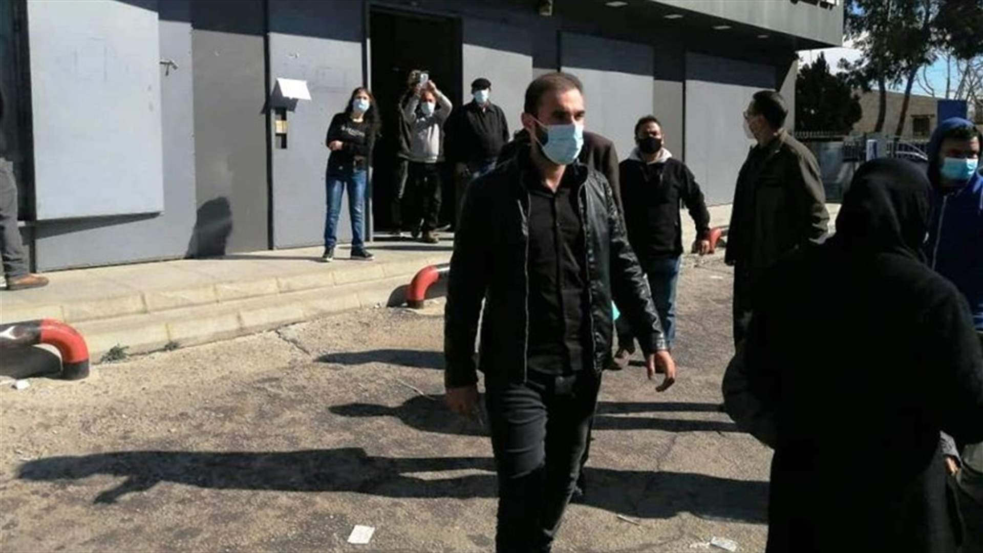 مجموعة من أهالي الطلاب في الخارج اقتحمت مصرفا في شتورا للمطالبة بتنفيذ القانون193