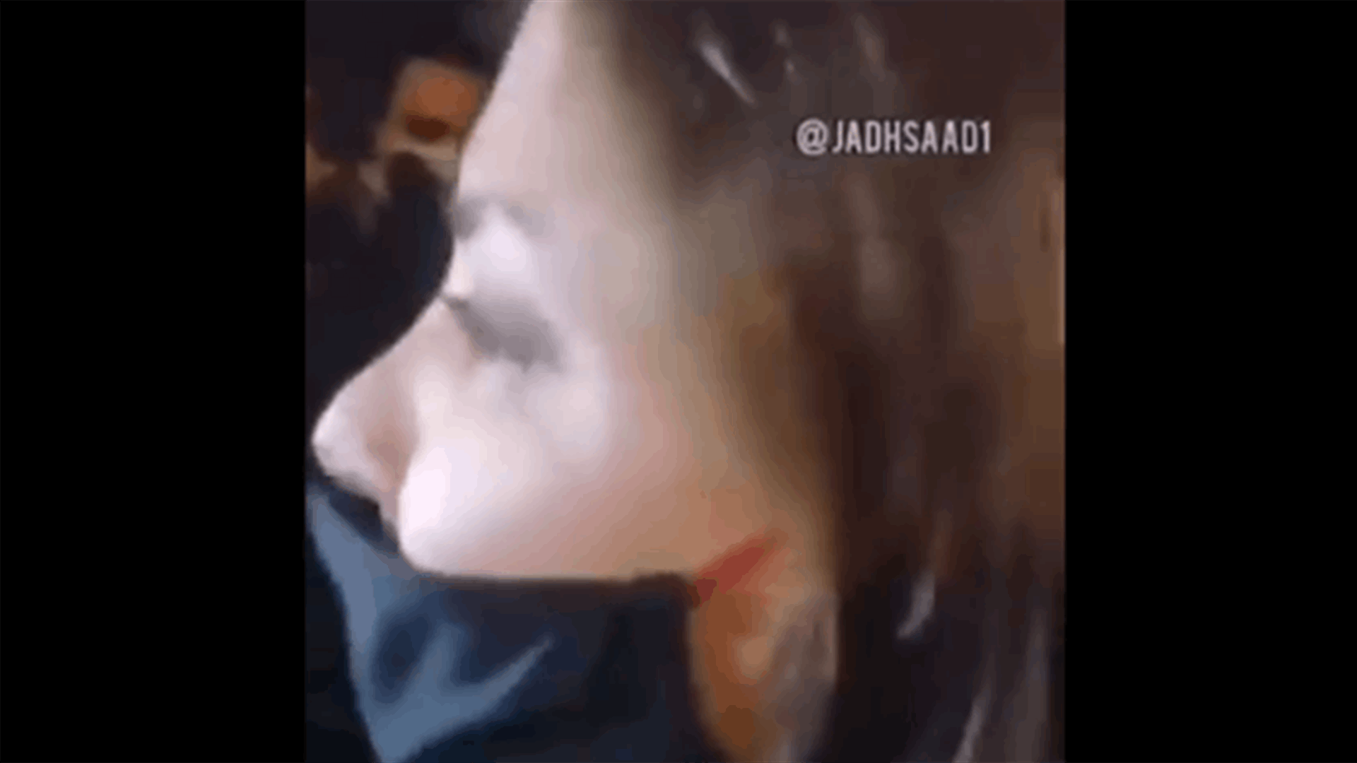 محتجون يطردون بولا يعقوبيان من أمام المحكمة العسكرية (فيديو)