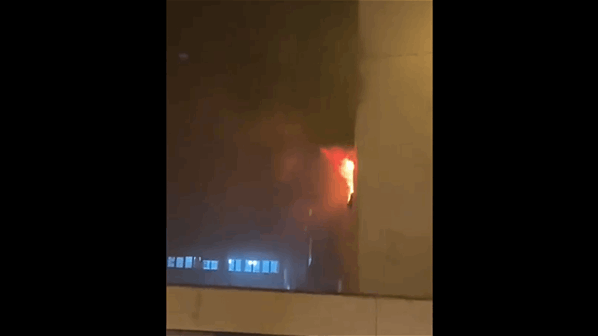مصاب بكورونا أشعل النار بسريره في المستشفى حيث يتلقى العلاج (فيديو)