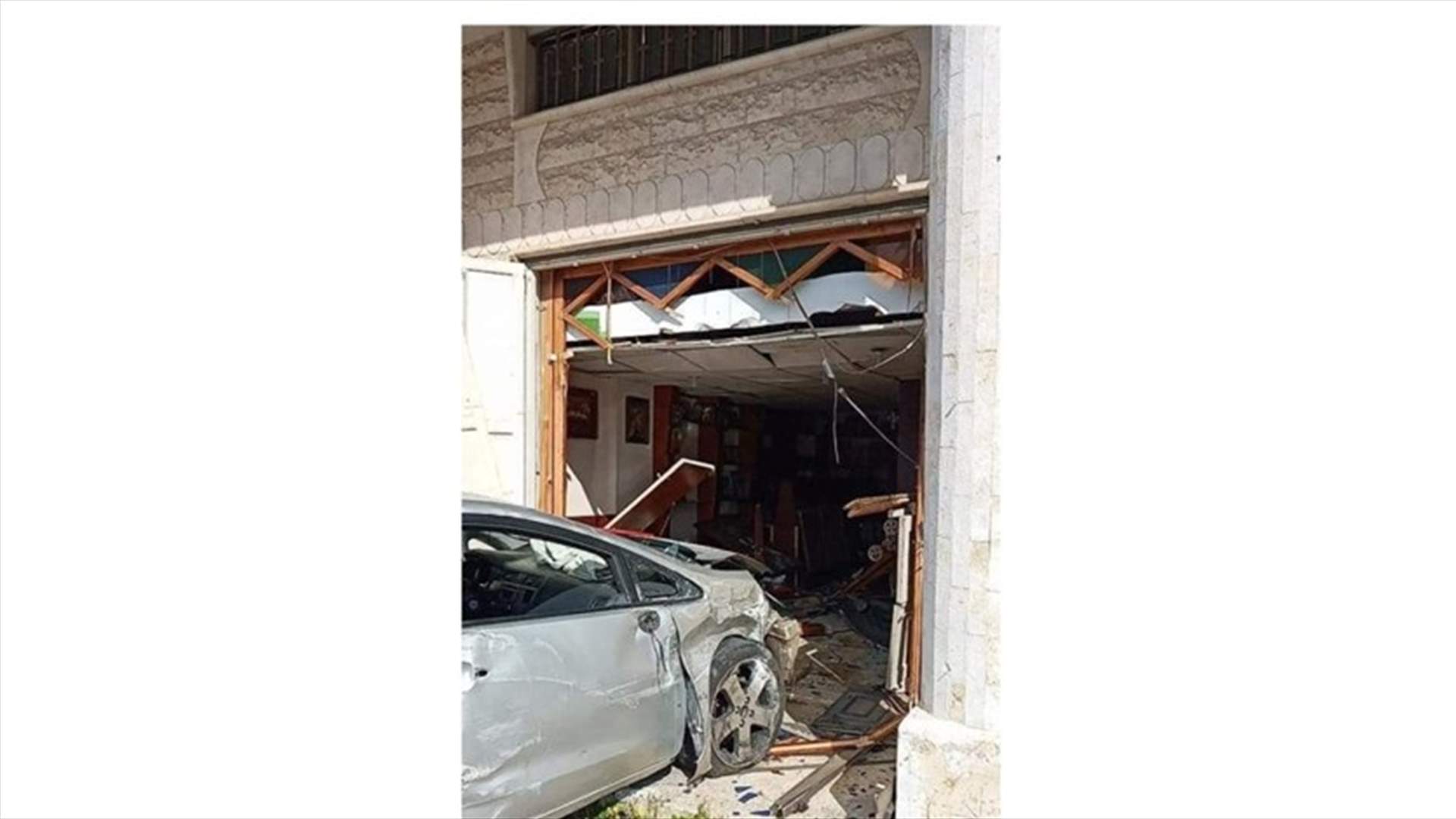 سيارة اجتاحت محلا في كفرعقا...ماذا حصل؟