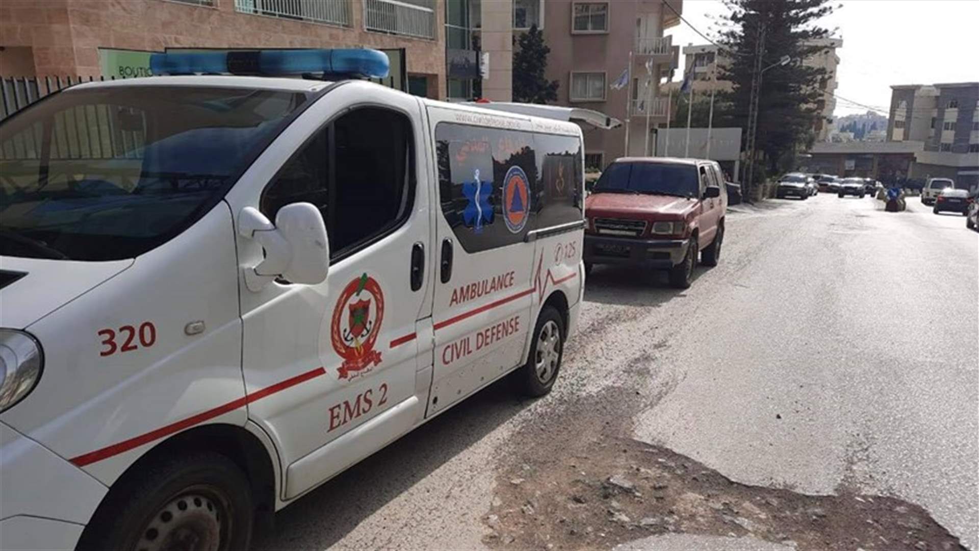 علقت يده داخل آلة لتقطيع العجين... والدفاع المدني تدخل