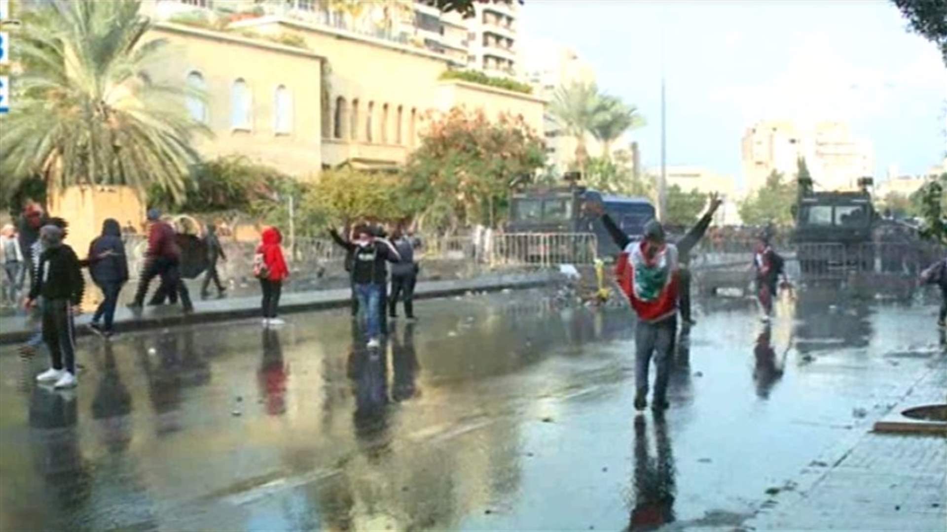 رش المتظاهرين بالمياه أمام المحكمة العسكرية (فيديو)