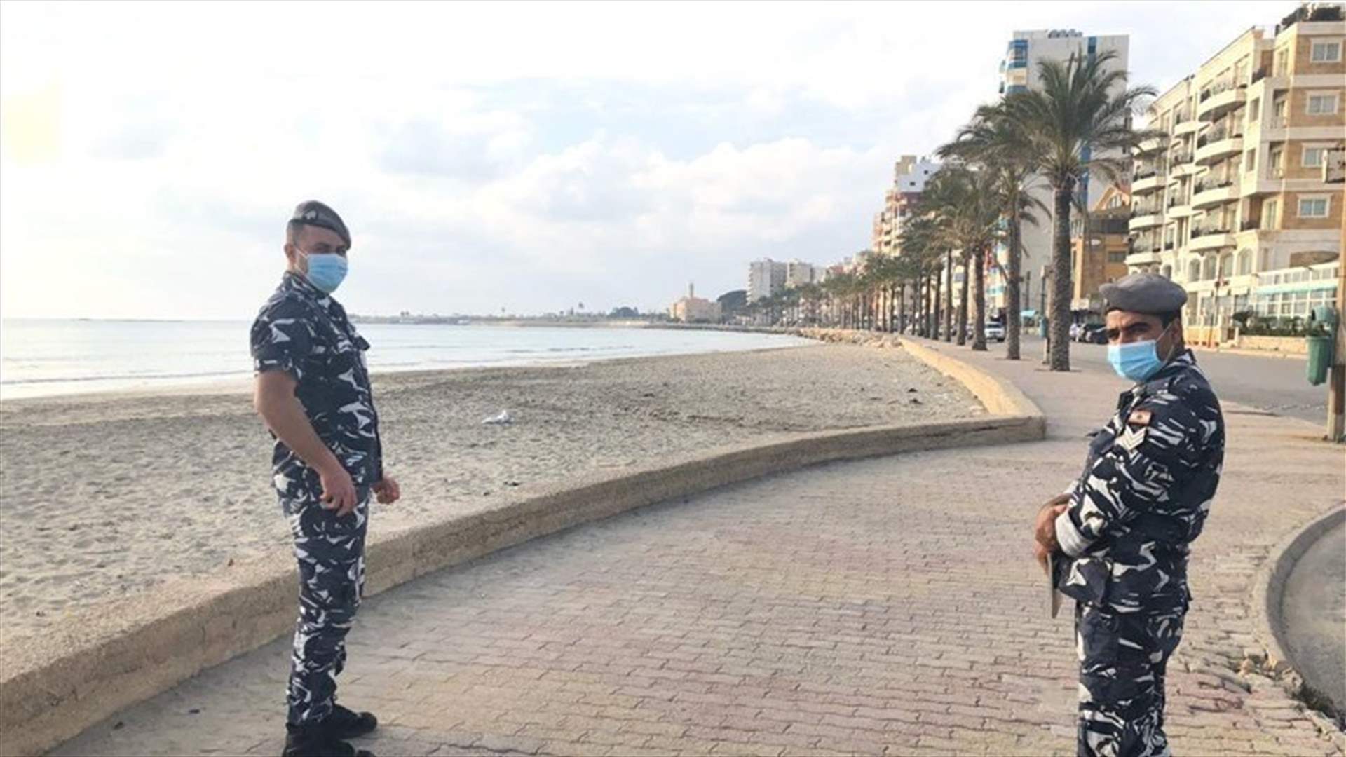 Security forces clear people off Corniche-[VIDEO]