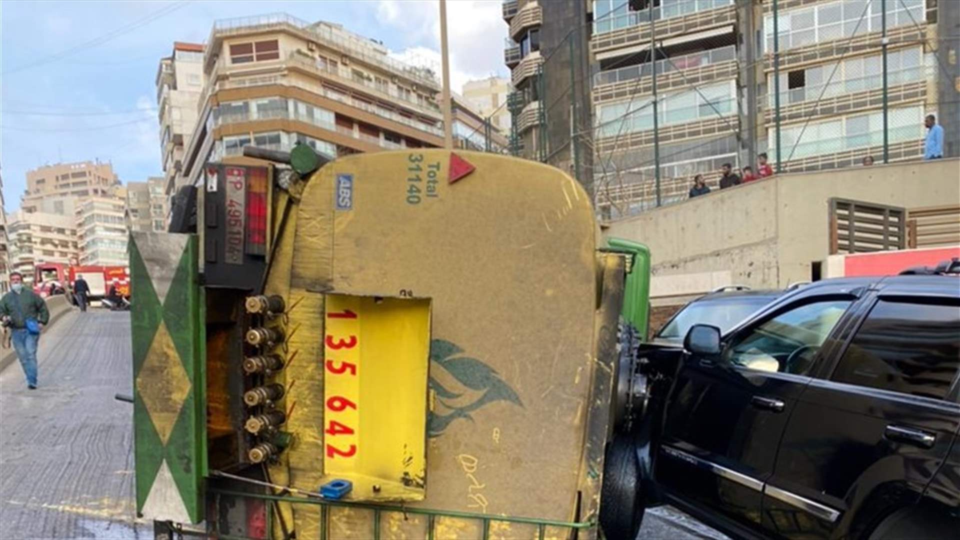 انقلاب صهريج مازوت في عين التينة... وفوج اطفاء بيروت يتخذ اجراءات السلامة العامة كافة (فيديو)