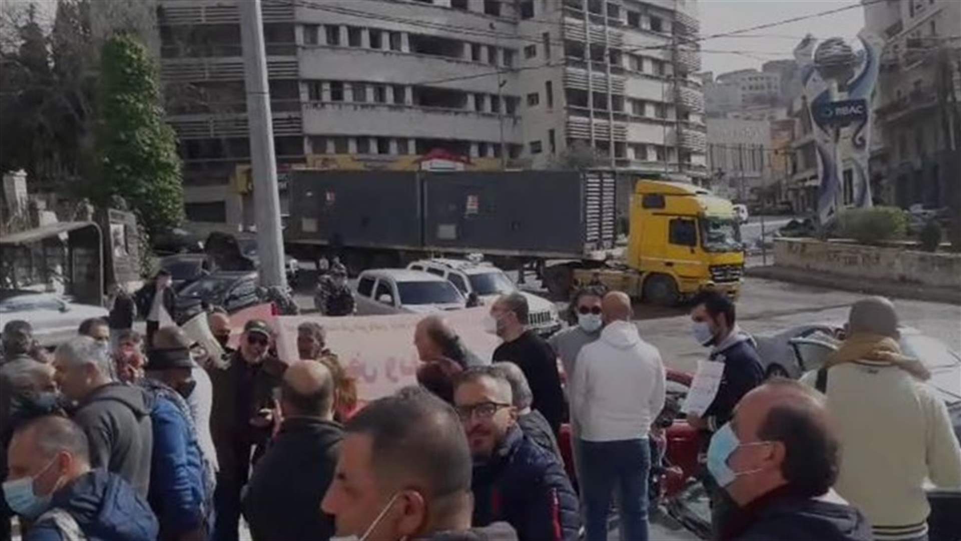 وقفة احتجاجية على الوضع المعيشي عند مستديرة عاليه
