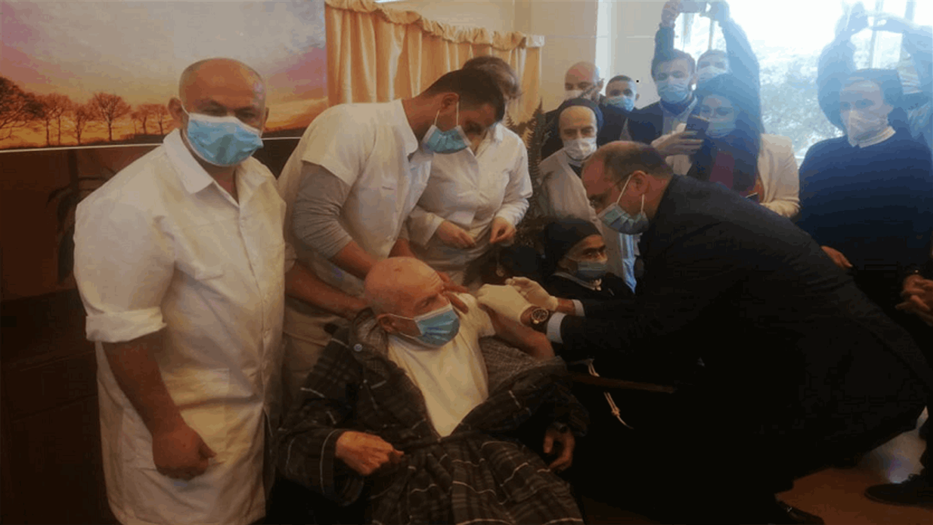 حسن أطلق عملية التلقيح من المتن... والمتلقي الاول كاهن كبير في السن
