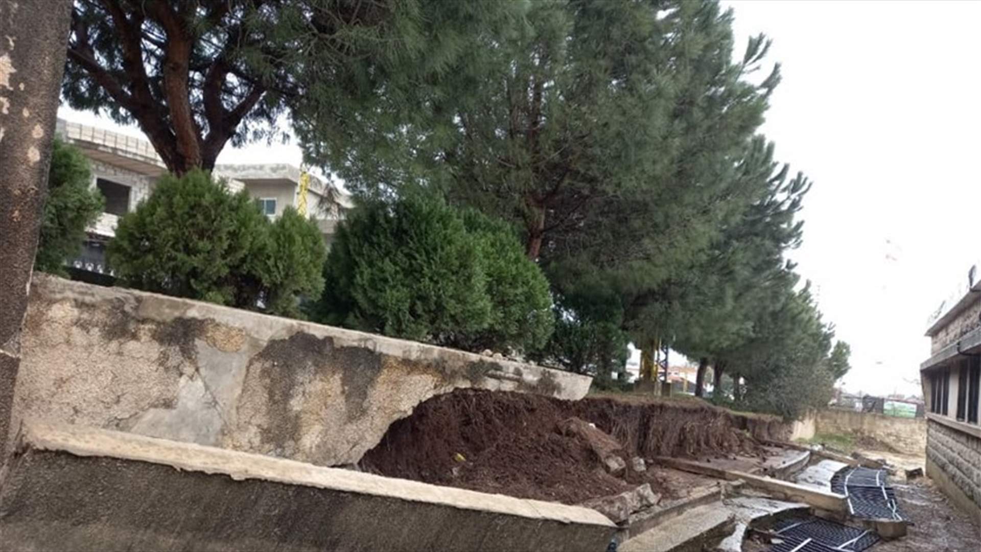 سقوط جدار معهد البيرة الفني التقني بسبب العاصفة... (صورة)