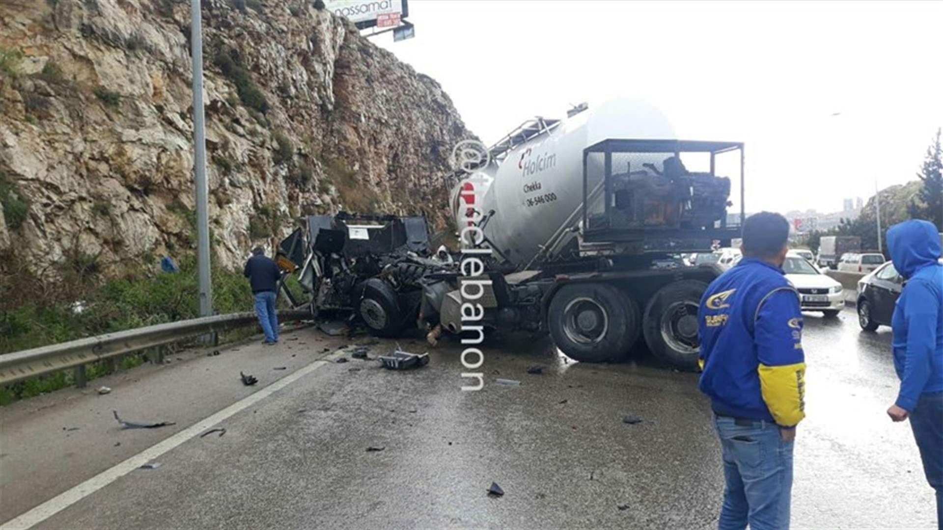 انزلاق قاطرة ومقطورة على اوتوستراد الجية... وتسرب لمادة المازوت (صور)