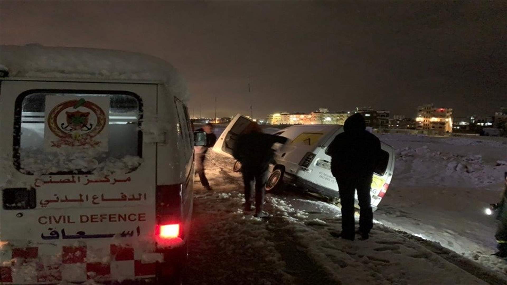 الدفاع المدني ينقذ مواطنَين ويسحب سيارتهما جراء انزلاقها في مجدل عنجر