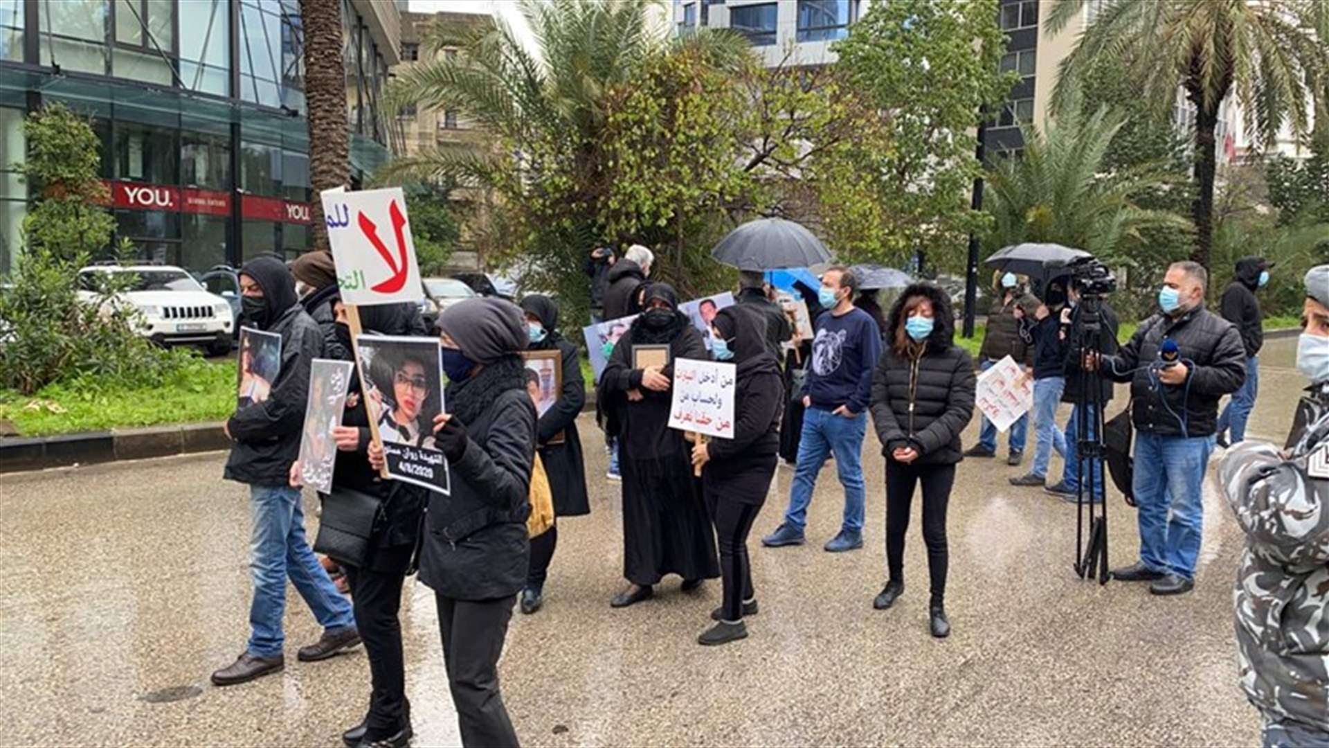 قطع اوتوستراد سامي الصلح من قبل أهالي ضحايا انفجار مرفأ بيروت إحتجاجاً على كف يد القاضي فادي صوان عن التحقيقات