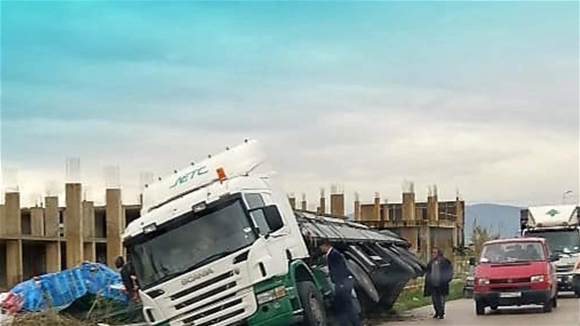 انقلاب شاحنة سورية للنقل الخارجي عند مفترق حمص في عكار