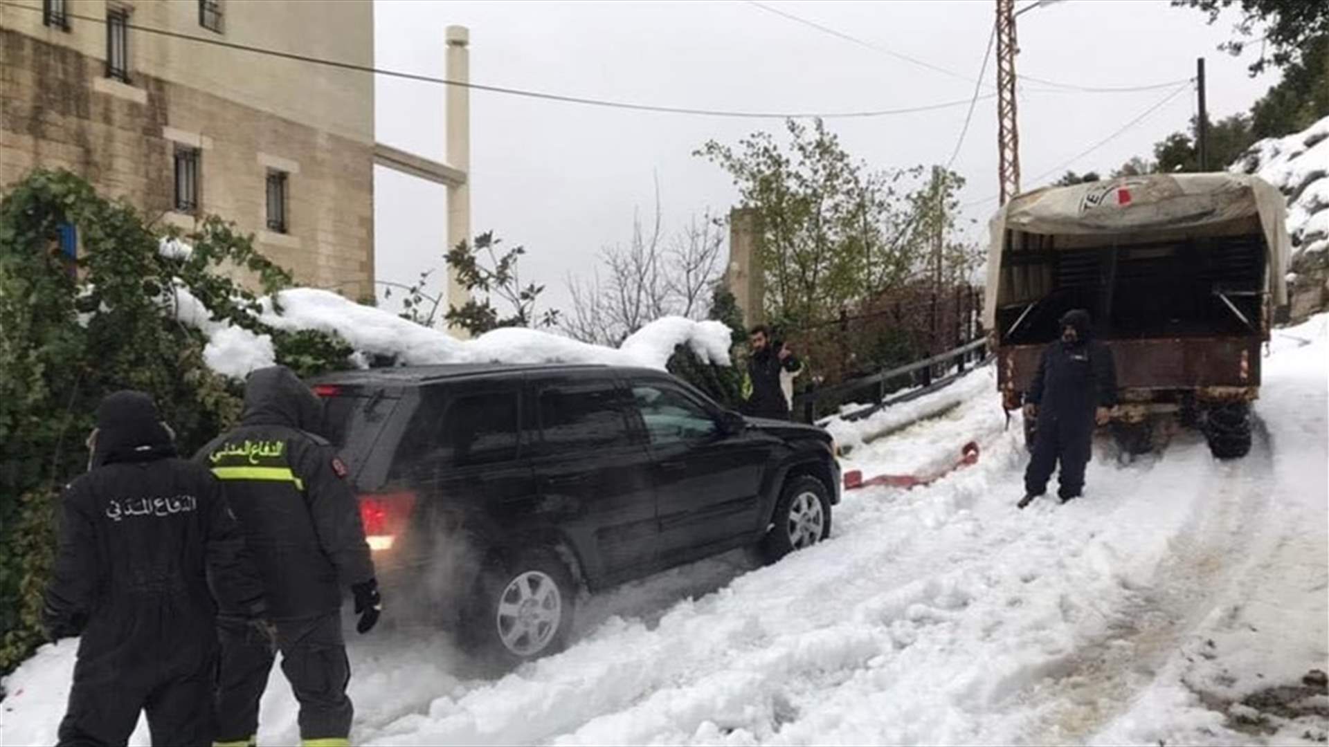 الدفاع المدني انقذ مواطنين احتجزتهم الثلوج داخل سياراتهم ...