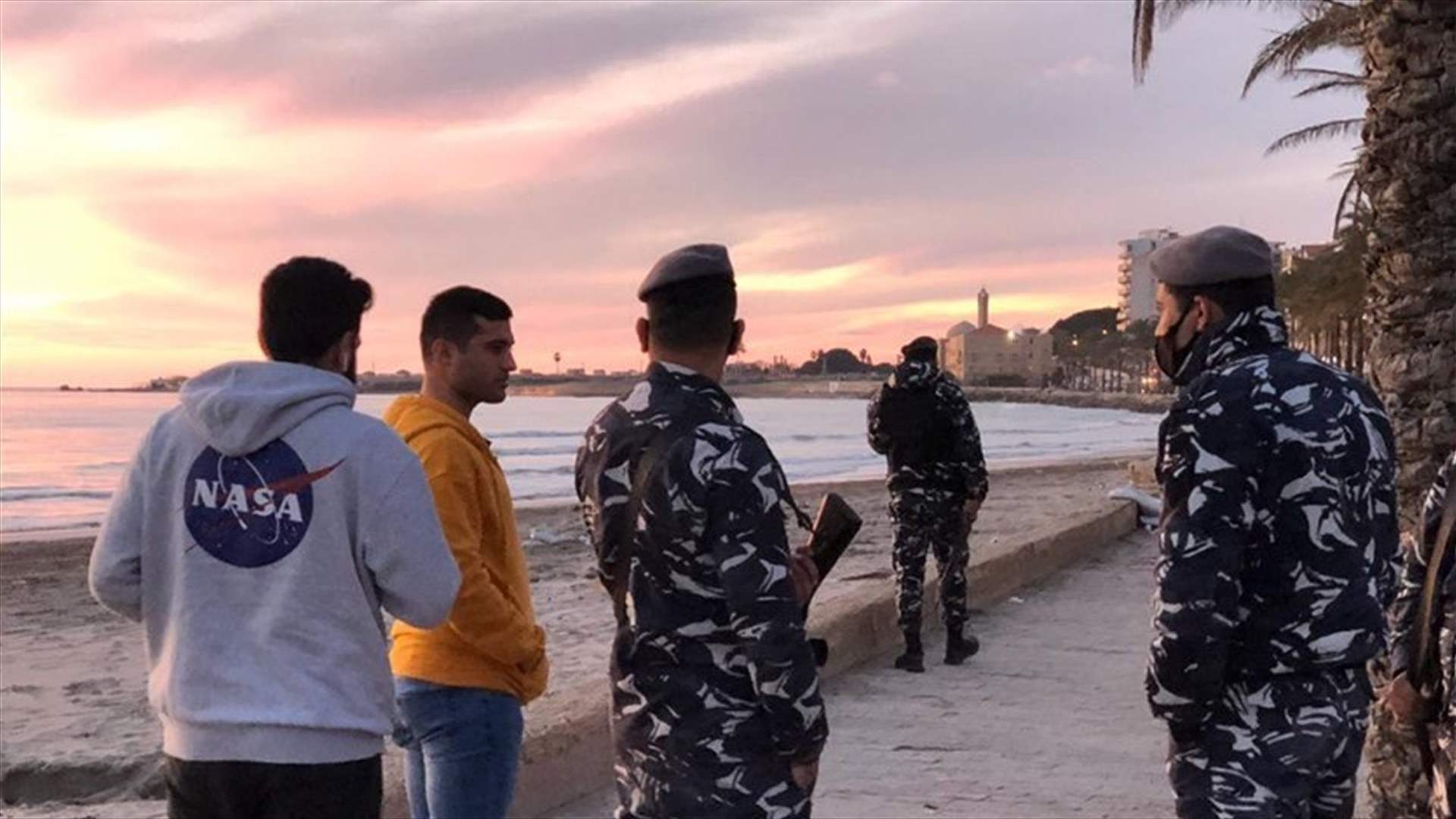Security forces clear people off Tyre Corniche-{VIDEO]