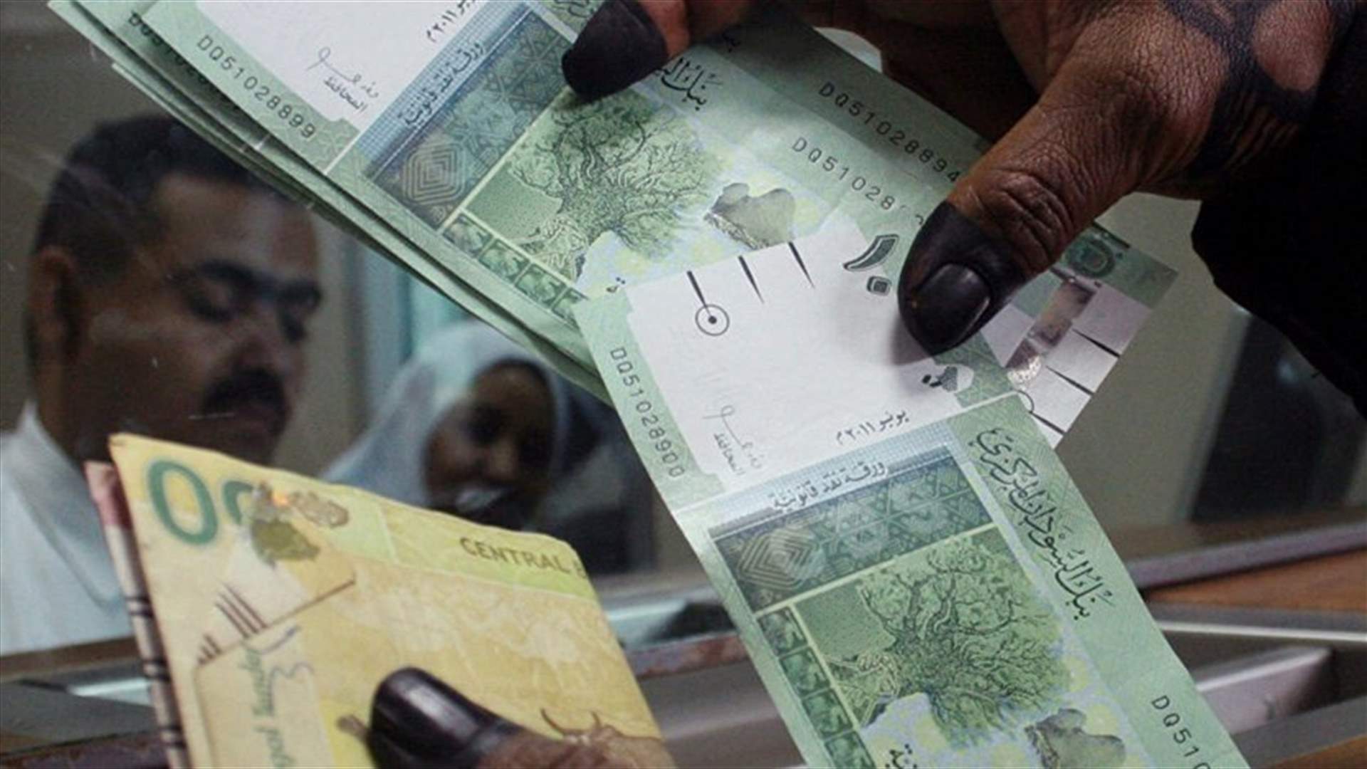 Black market trade slows as Sudanese try banks after devaluation