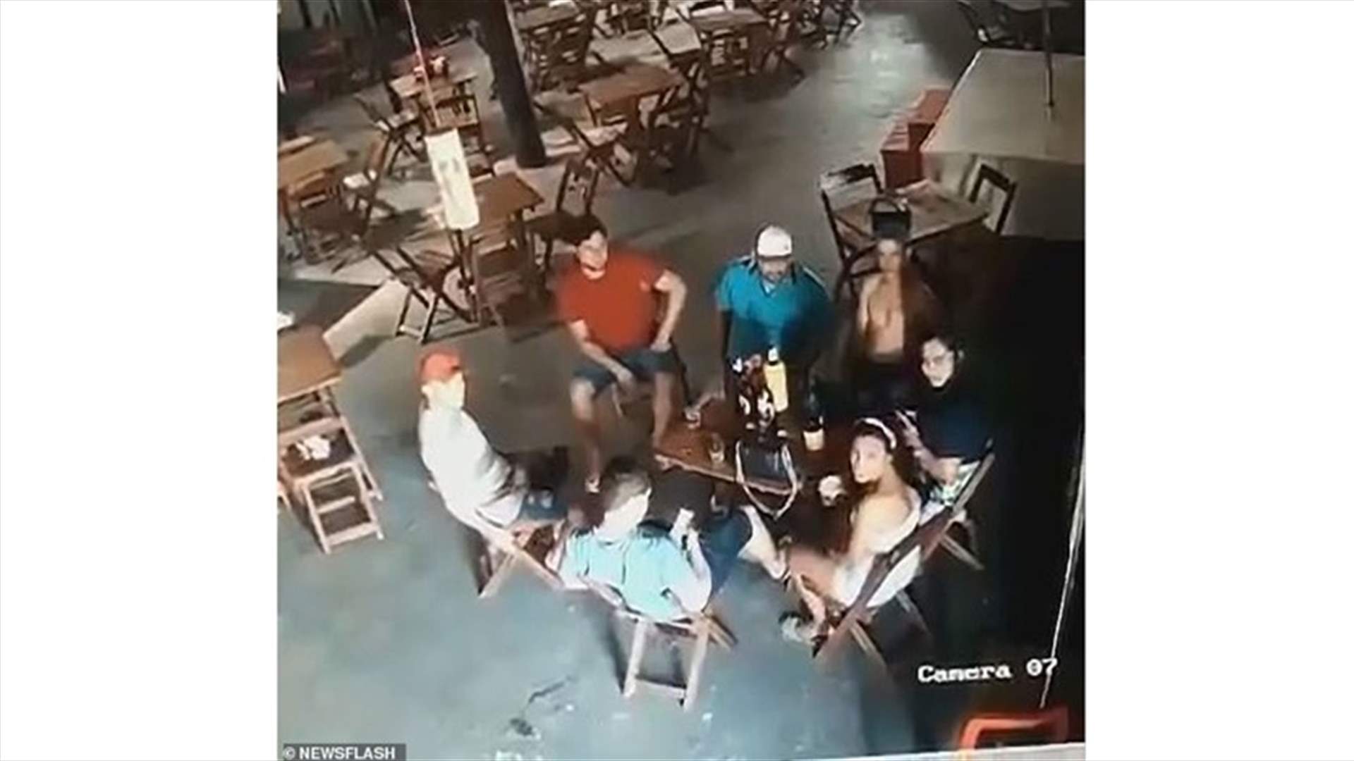 بسبب الغيرة... سيدة تطلق النار على زوجها وأصدقائه وتقتل شابة! (فيديو)