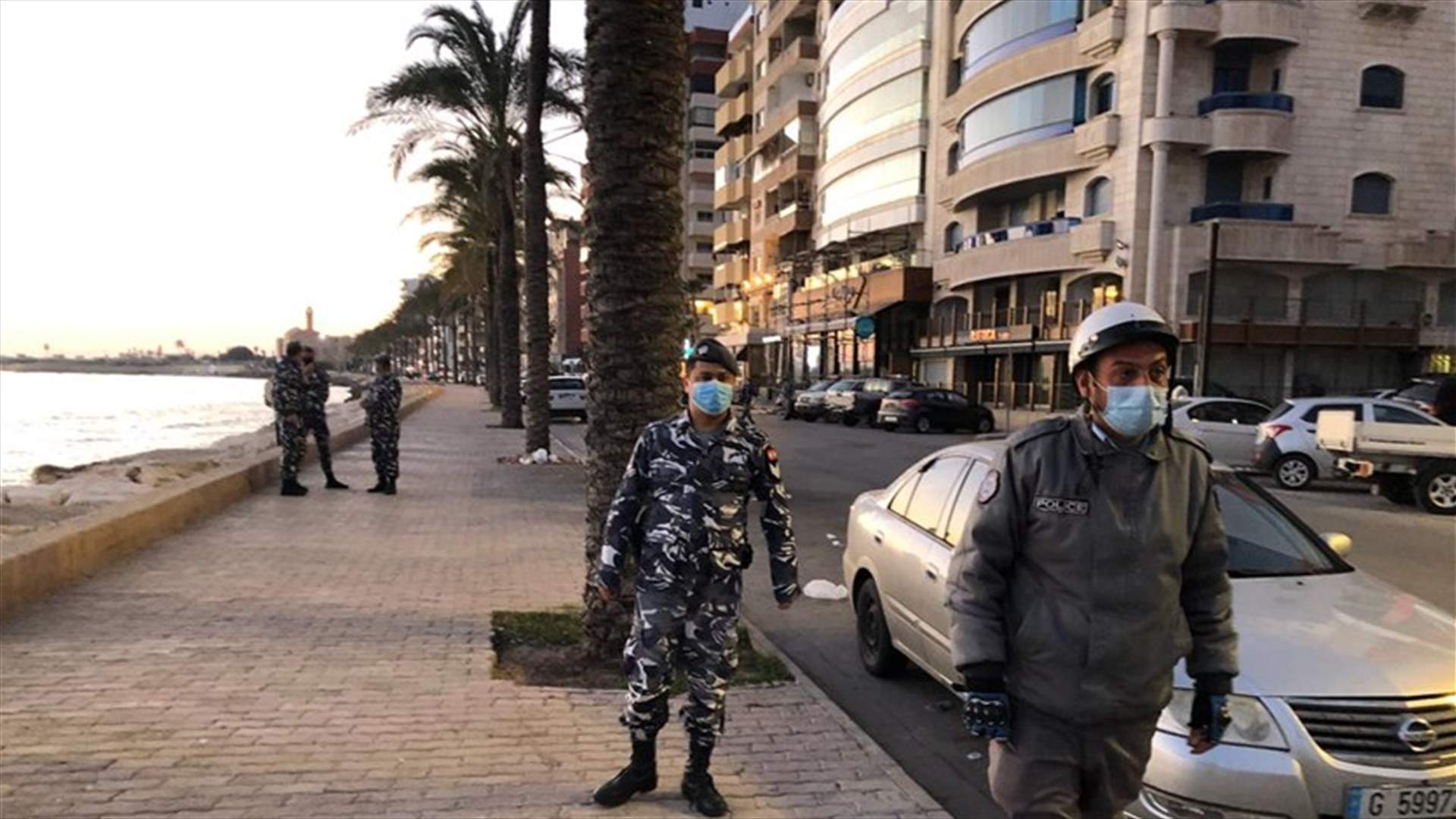 إخلاء الكورنيش البحري في صور من المواطنين...