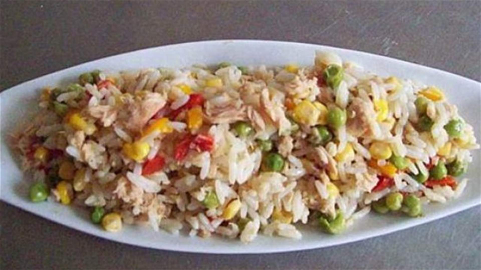 خطوات بسيطة... إليكم وصفة سلطة الأرز بالتونة!