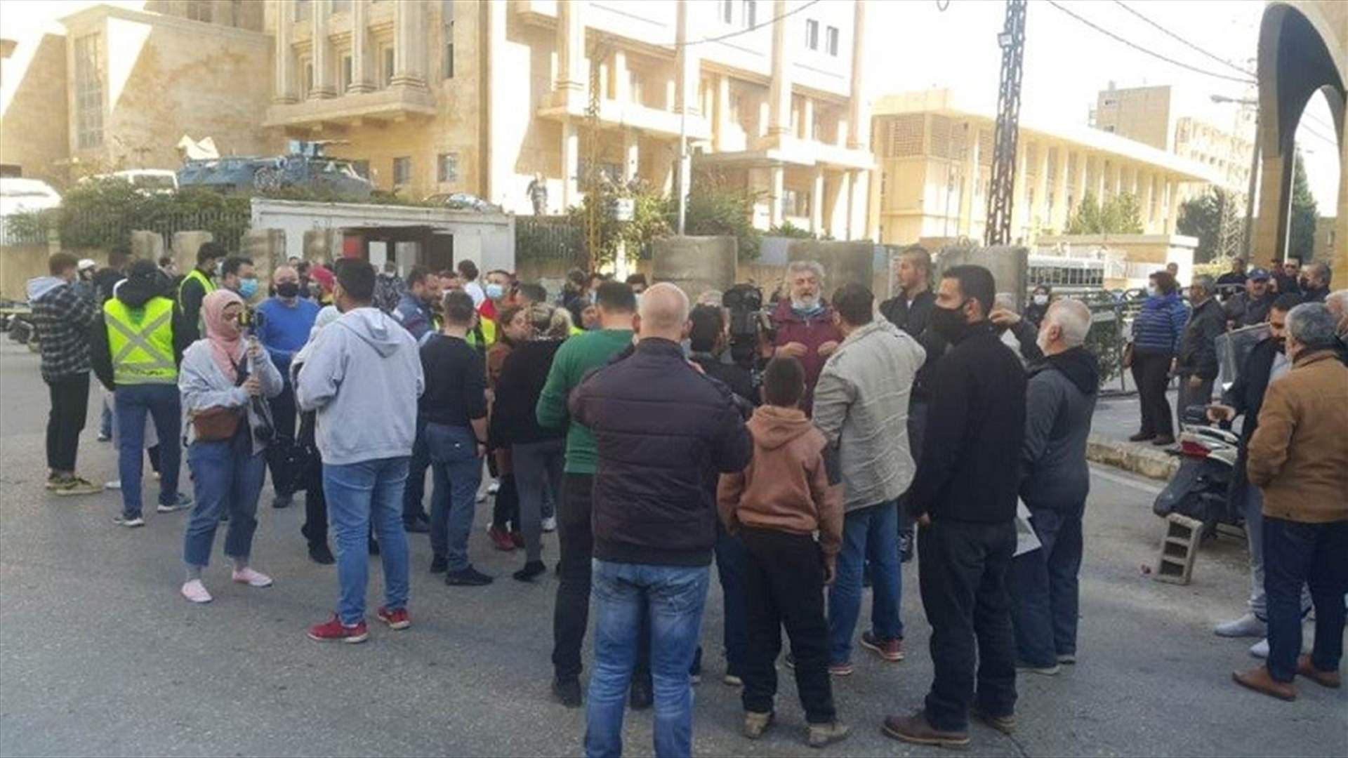 محتجون اعتصموا عند مدخل سرايا طرابلس وطالبوا برحيل محافظ الشمال