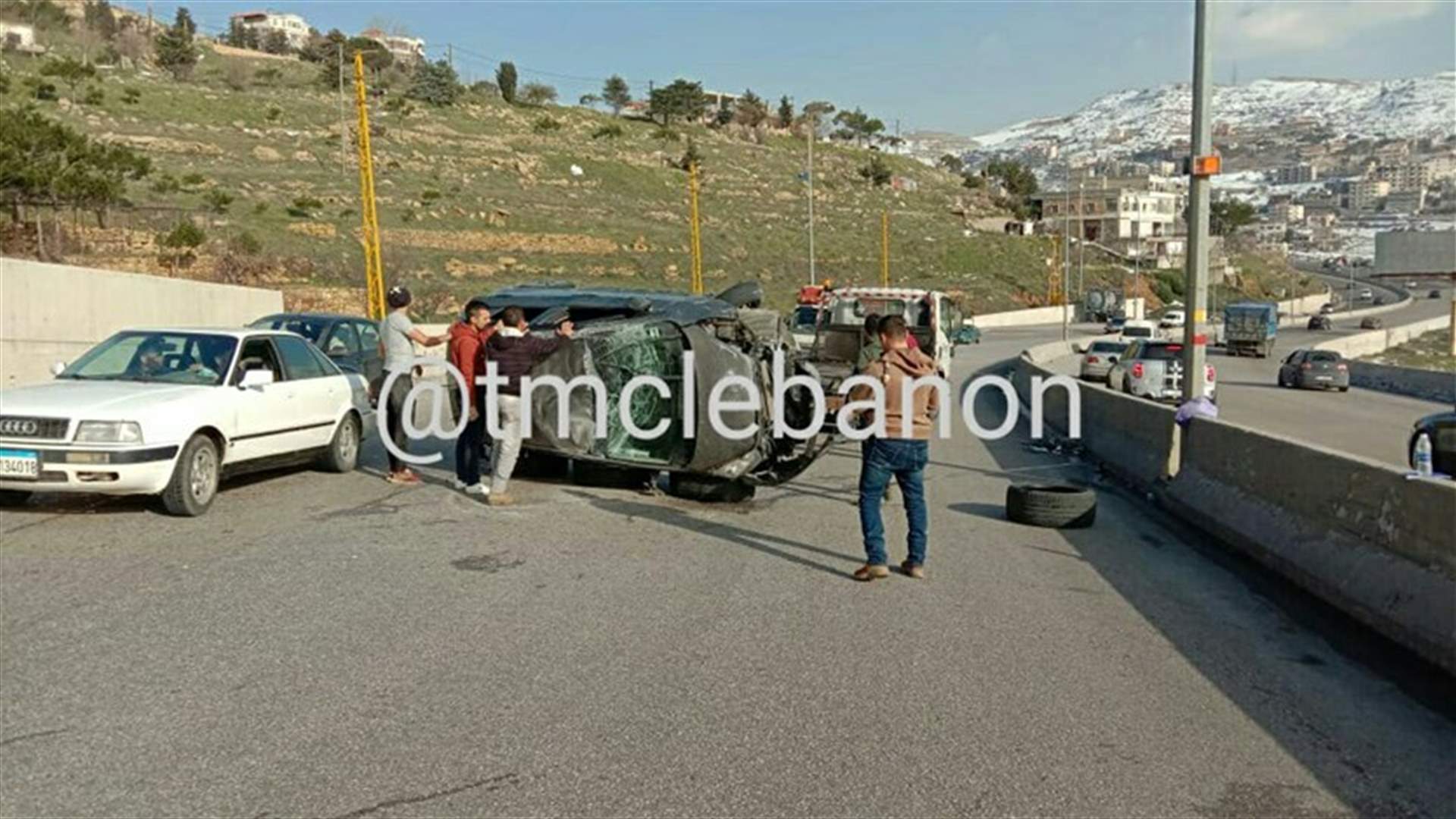 التحكم المروري: انقلاب سيارة على جسر صوفر باتجاه بيروت والاضرار مادية وتتم المعالجة من قبل دراج مفرزة سير بعبدا (صور)