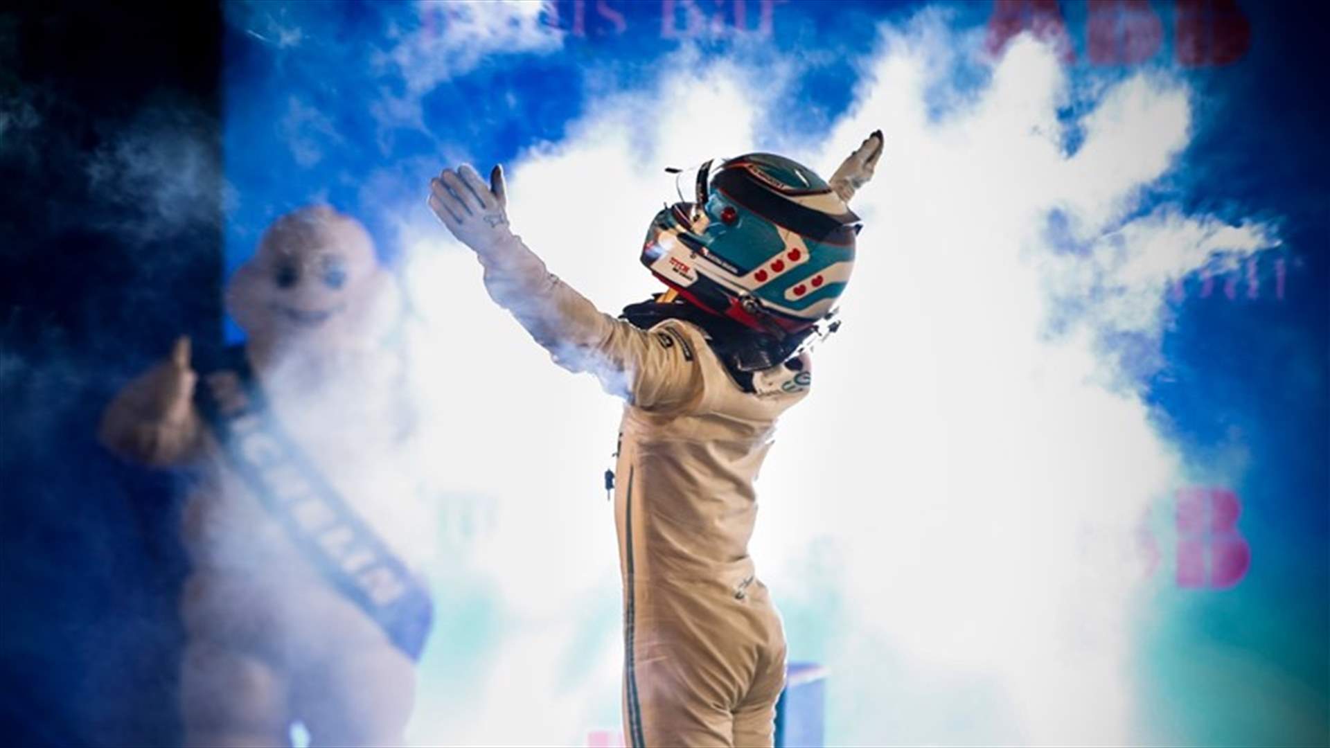 نيك دي فريس يفوز في أول سباق ليلي في الفورمولا ئي الدرعية