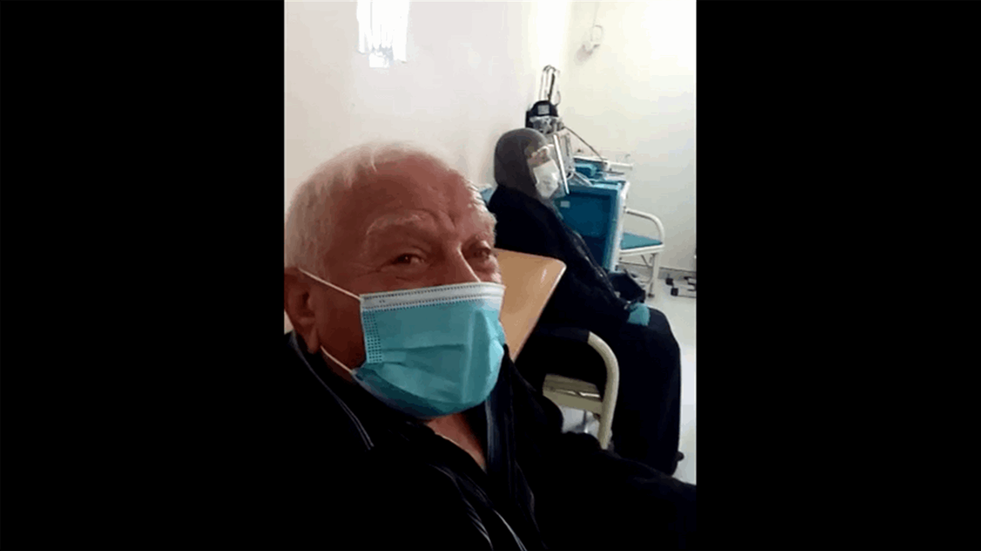 مسنّ يطرب الطاقم في مستشفى سبلين الحكومي بعد تلقيه لقاح كورونا