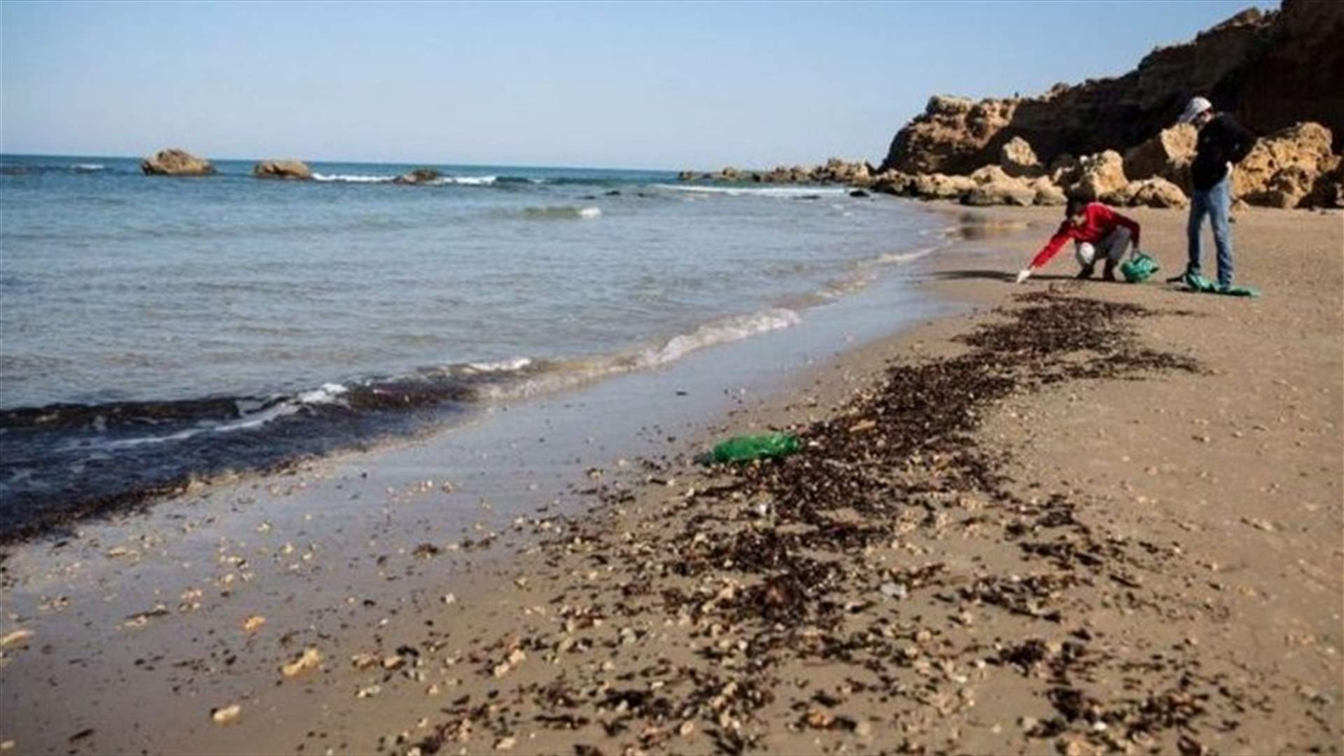 مطالبة بتحديد اسباب التسرب النفطي نحو الشاطئ اللبناني...