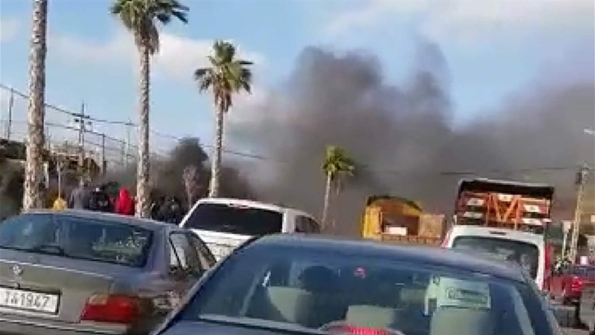 عدد من المحتجين يقطعون طريق المطار القديمة احتجاجاً على ارتفاع سعر صرف الدولار والأوضاع المعيشية (صورة)