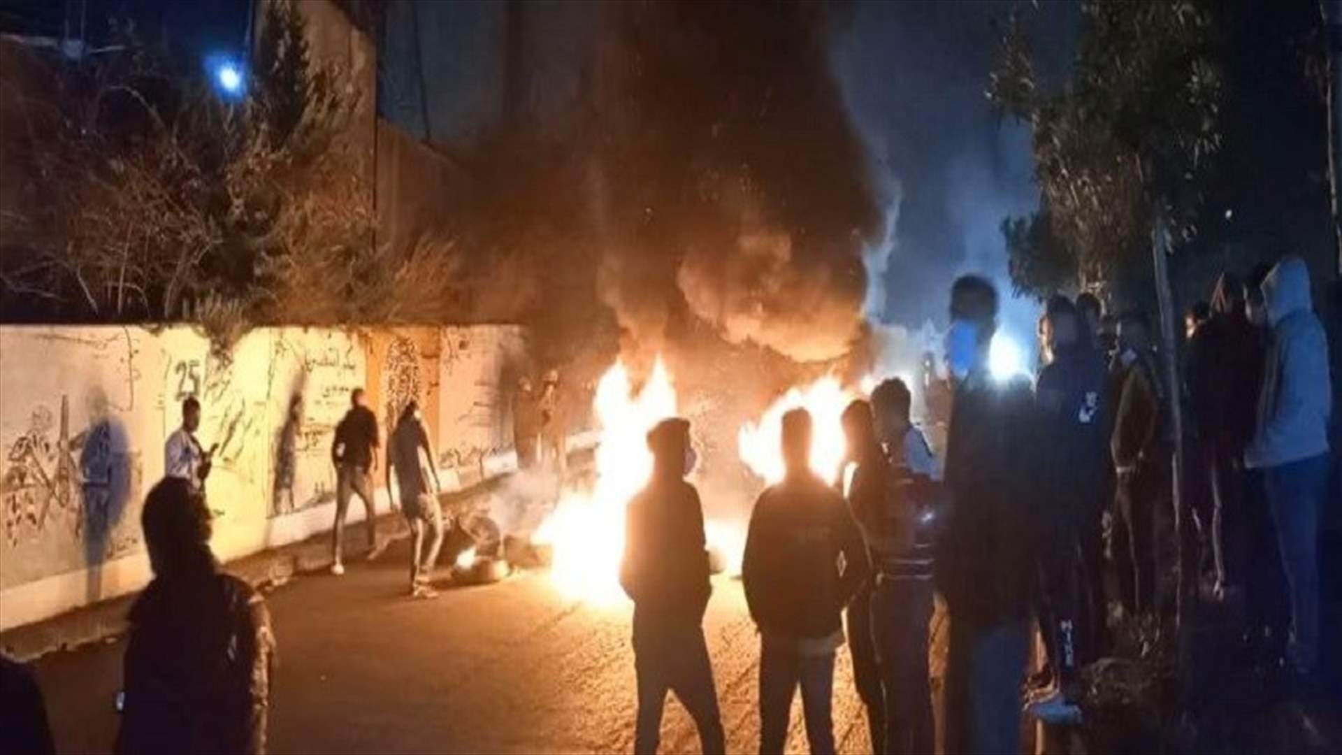 المحتجون أقفلوا دوار كفررمان بالعوائق الحديدية احتجاجا على تردي الاوضاع المعيشية
