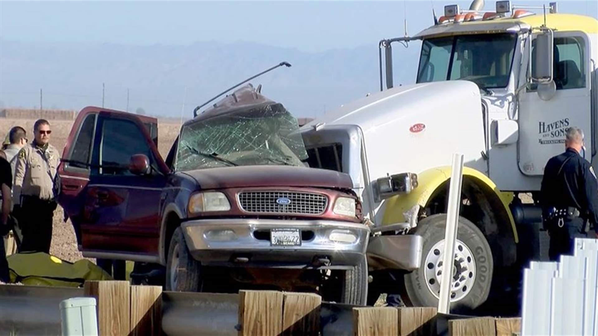 مصرع 13 شخصاً في اصطدام شاحنة بسيارة محشوة بالركاب في كاليفورنيا