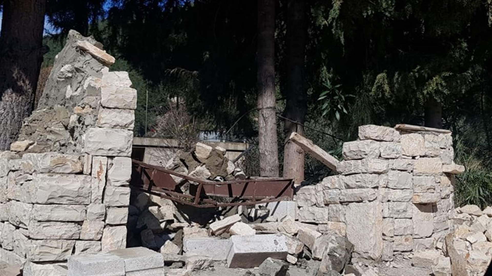 إصابة مواطن وابنه إثر سقوط قنطرة من الحجارة عليهما في حرار