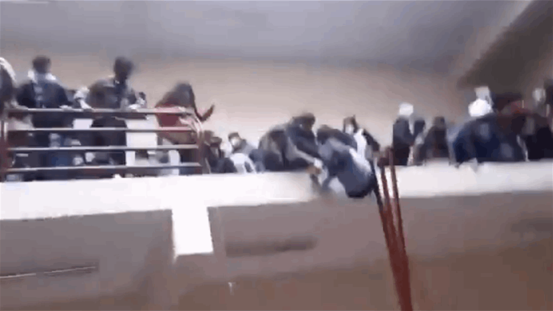 في جامعة بوليفية... انهيار "درابزين" نتيجة تدافع شديد ووفاة سبعة طلاب (فيديو)