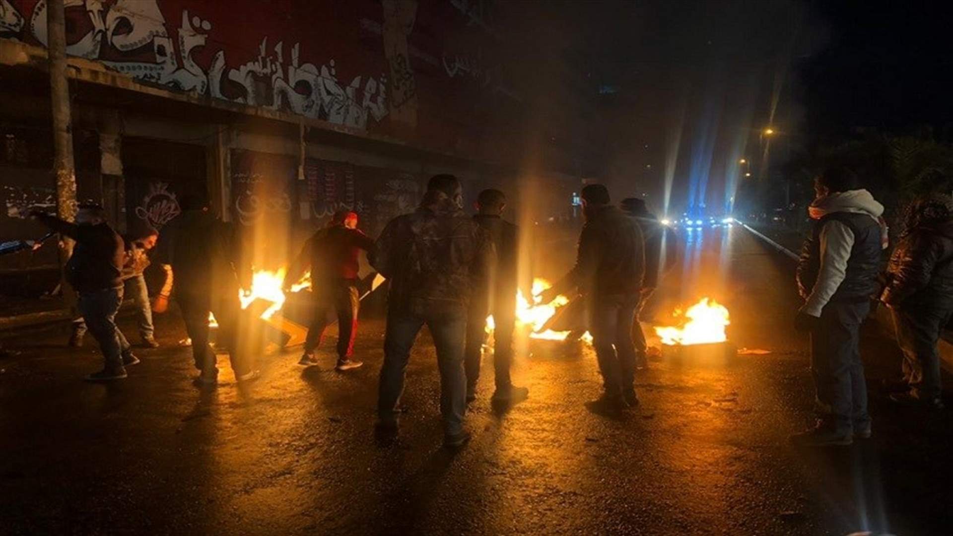 قطع الطريق في محلة القبة وأمام سرايا طرابلس بالاطارات المشتعلة